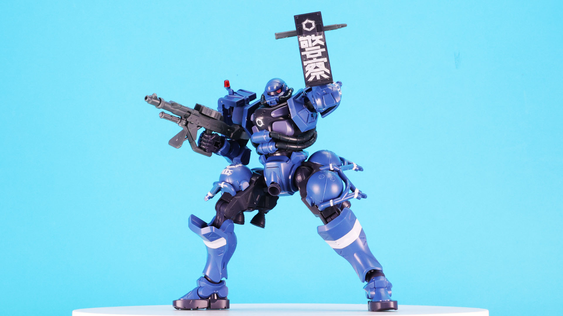 左腕には“警察”を表すグラフィックのマーキングを持つ