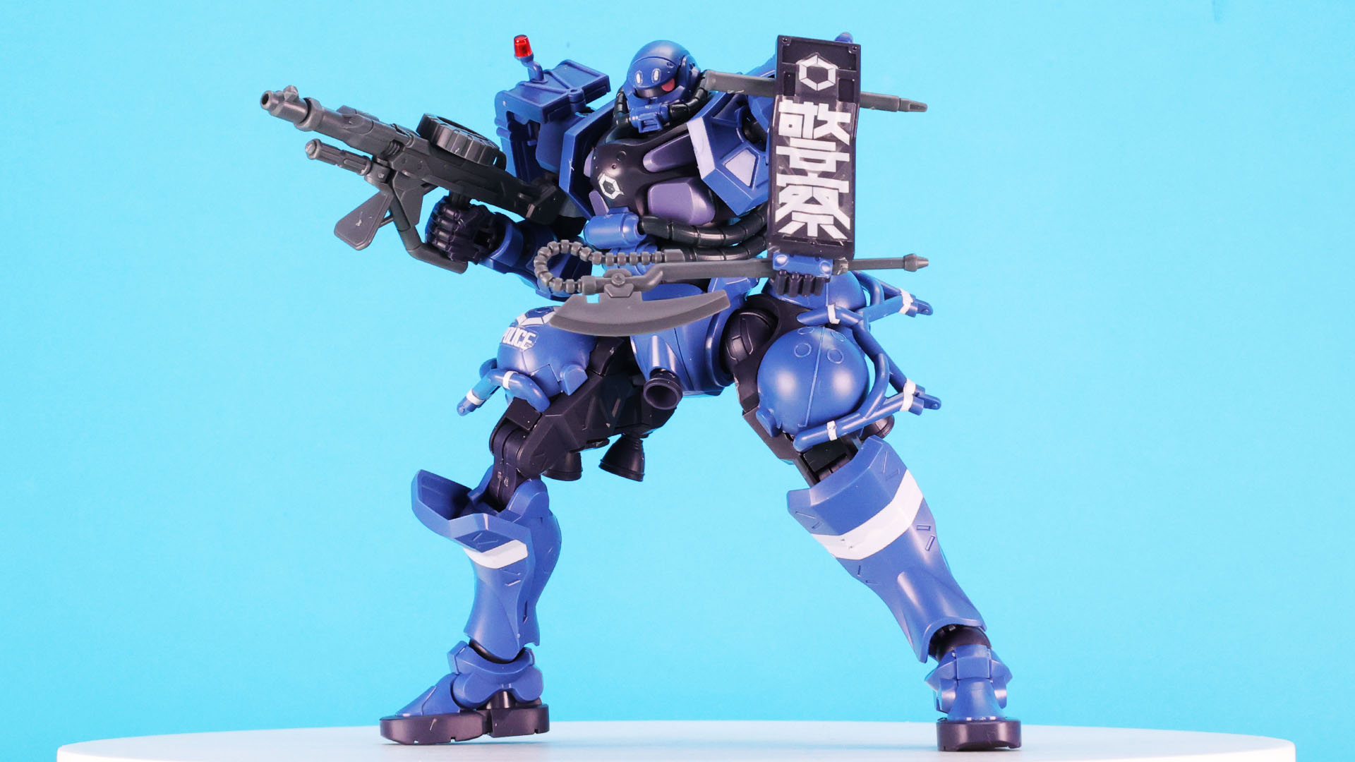 ザク・マシンガンのほか、シールドも装備する