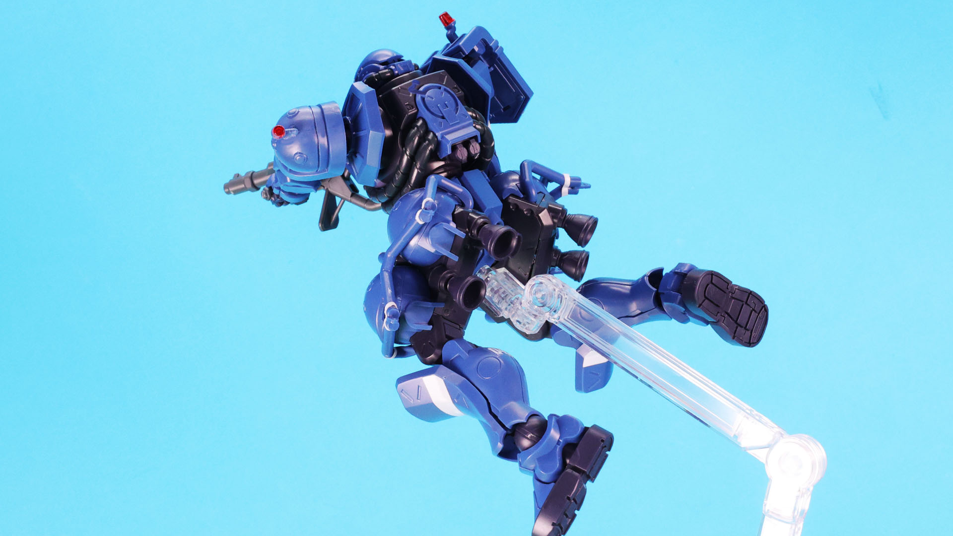 特徴的なソール構造で地上走破能力も高そう