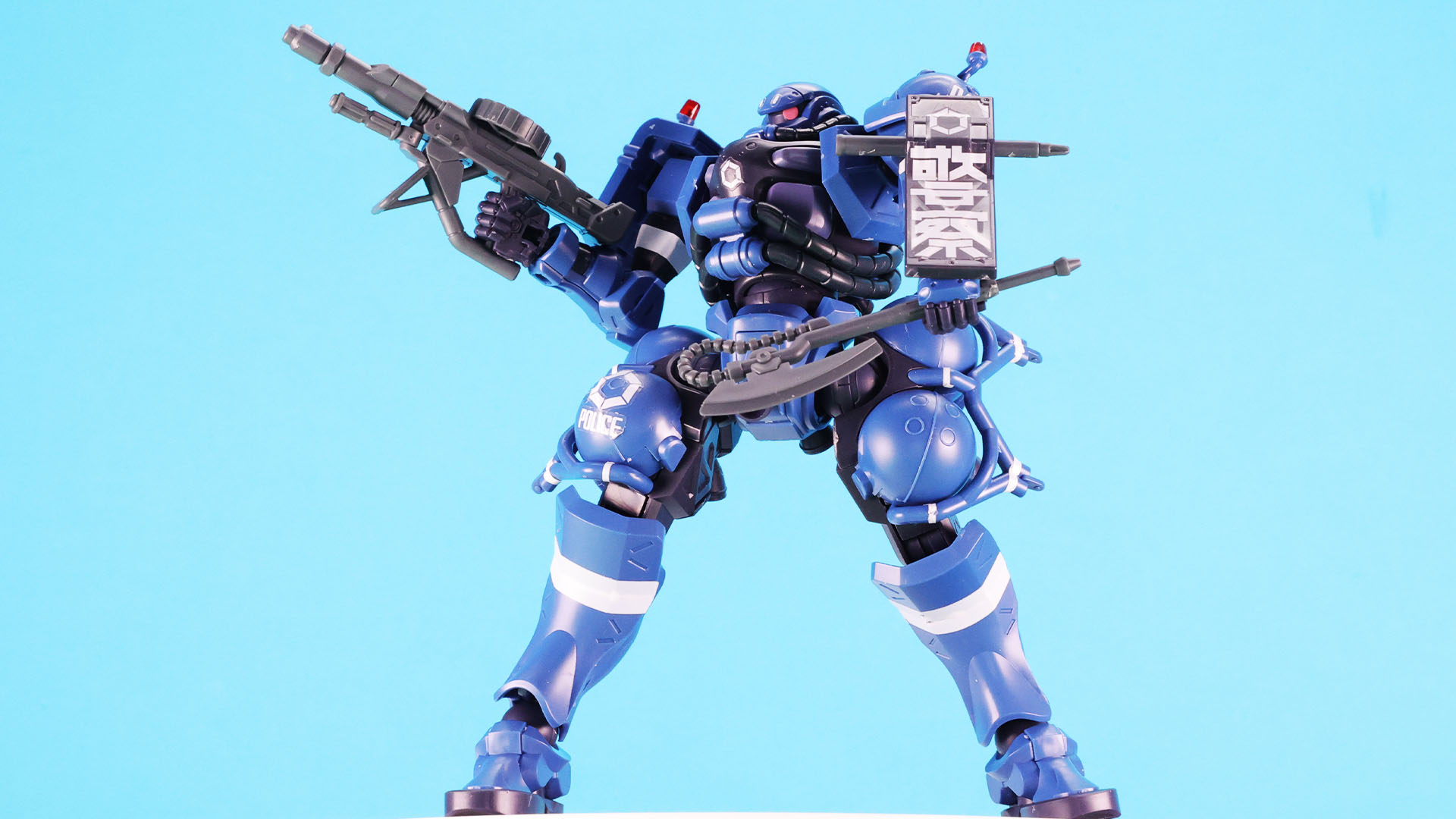 治安維持のため、フル装備で任務にあたる