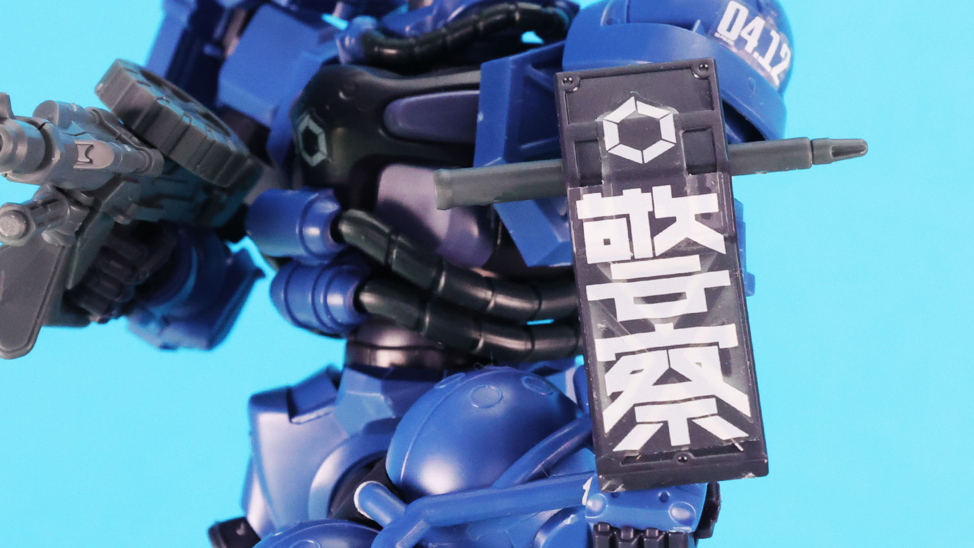 シールドの裏に電磁警棒をマウントできる