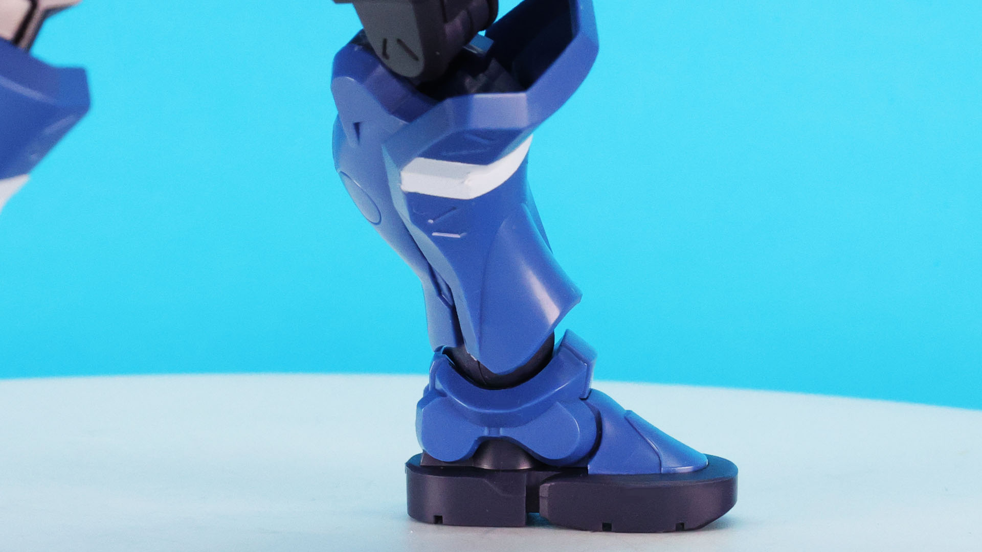 大地を踏みしめるさまを感じさせる厚底のソール