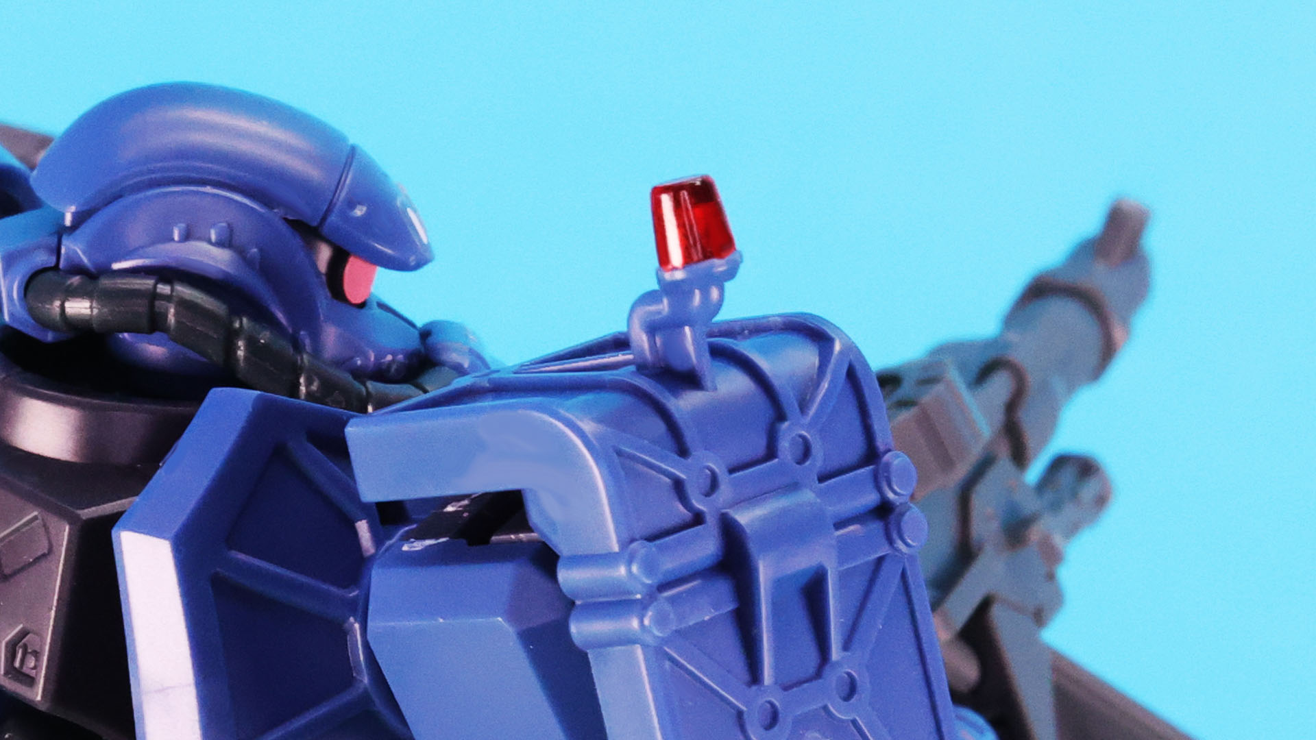 両肩の上面にはランプがあり、警察をイメージさせます