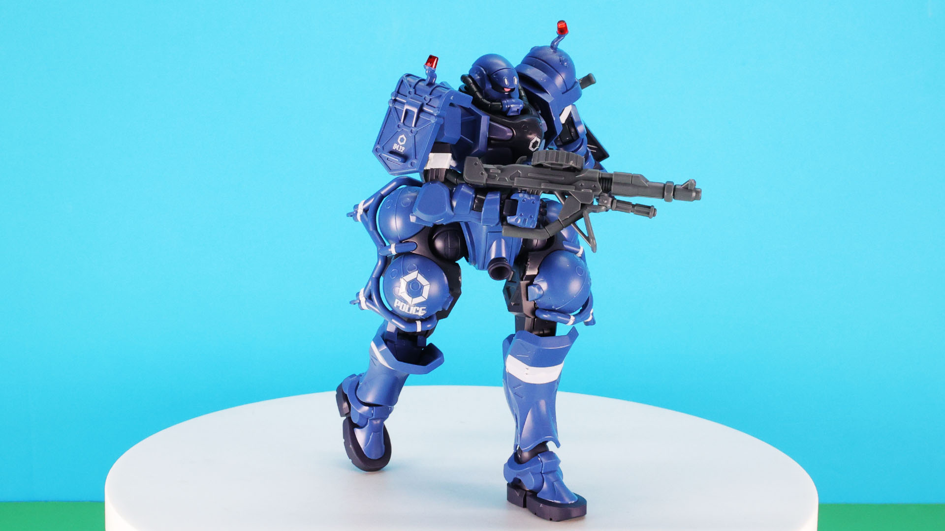 独特の威圧感で治安を維持する