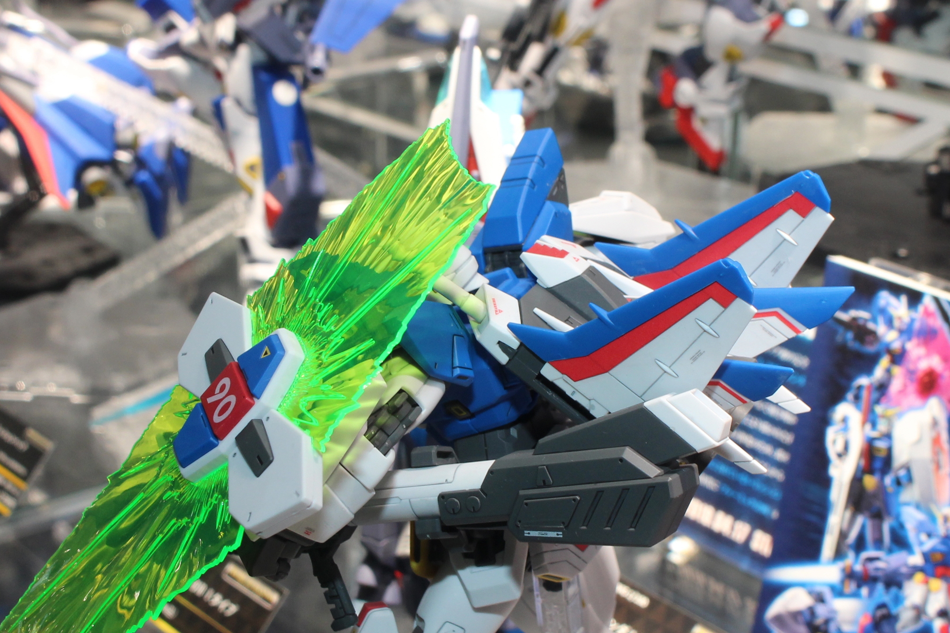 背面からドッキングするとバックパックとなるコア・ブースター尾部