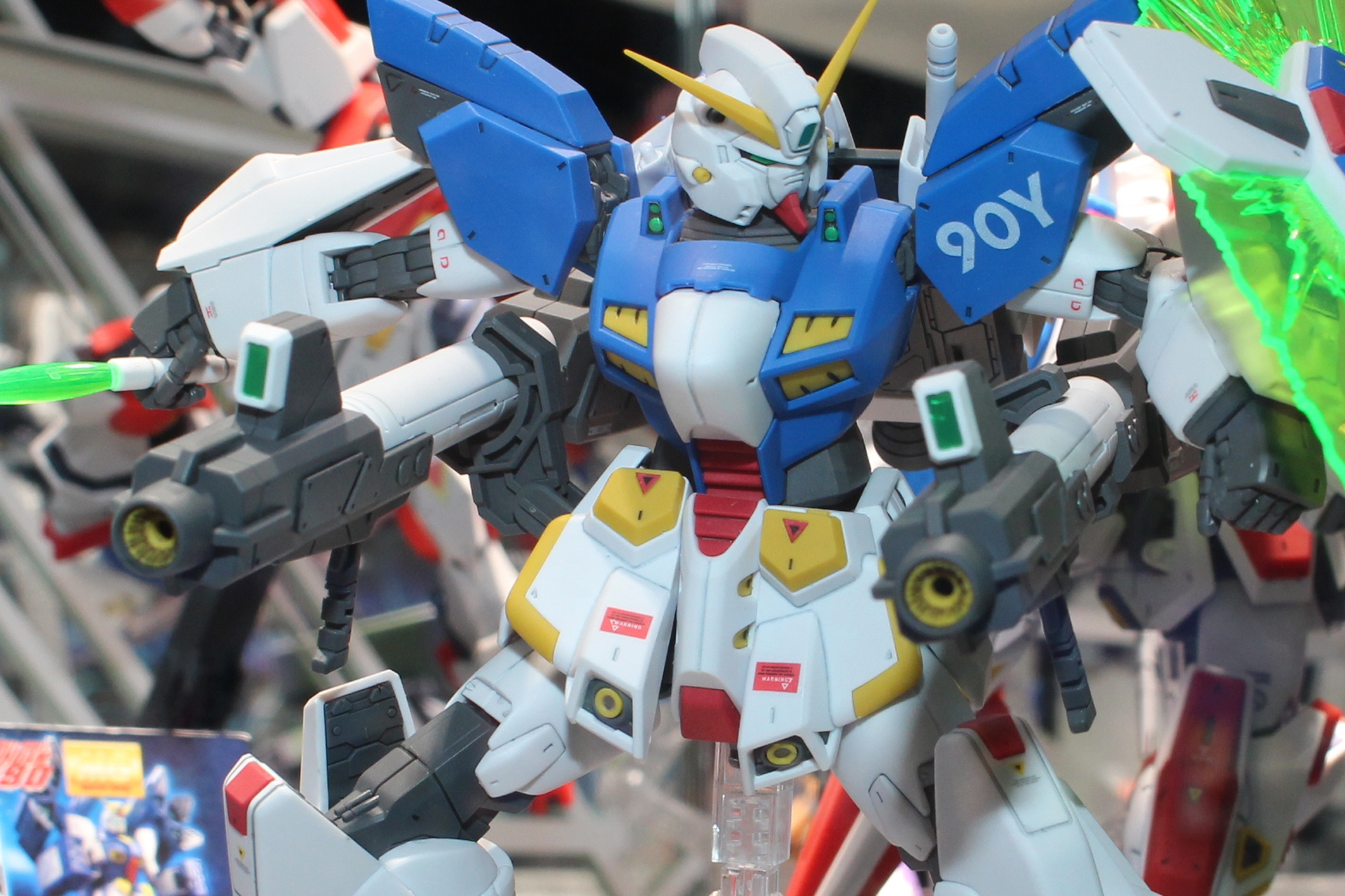 2挺のビーム・バズーカは腰部側面に接続して、エネルギー収束射撃状態を再現できる