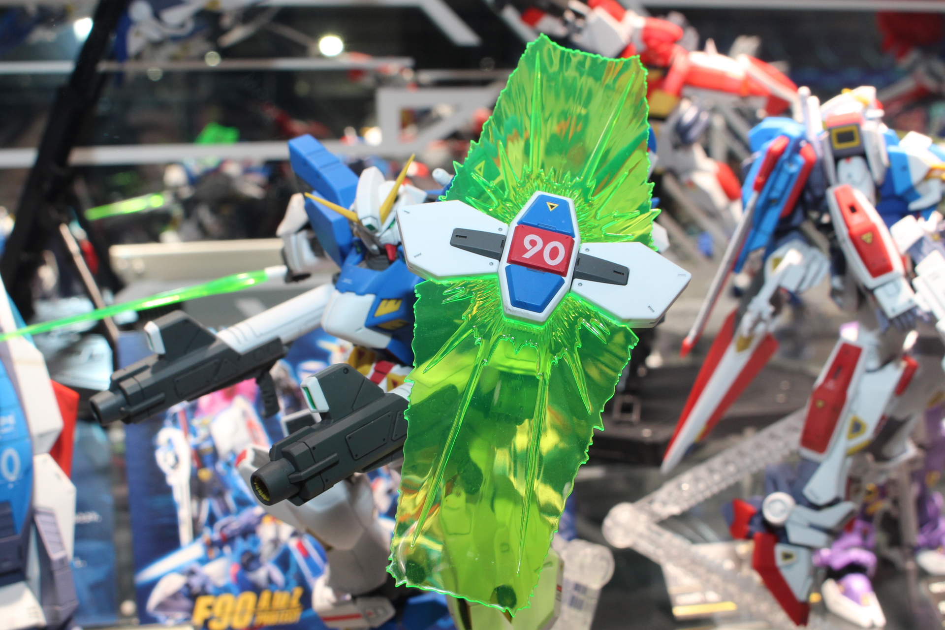 F90シリーズで馴染みのあるビーム・シールド。グリップを展開させて手持ちにすることも可能