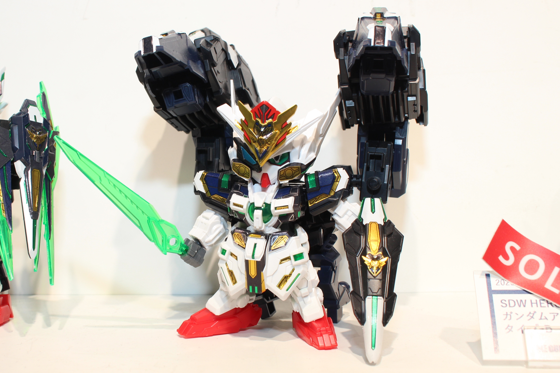 GF ガンダムアストレア タイプ-B。背面に超高出力装備を備える。GF ガンダムアストレア2体はキャラクターではなく、AIで制御される支援メカという設定がある