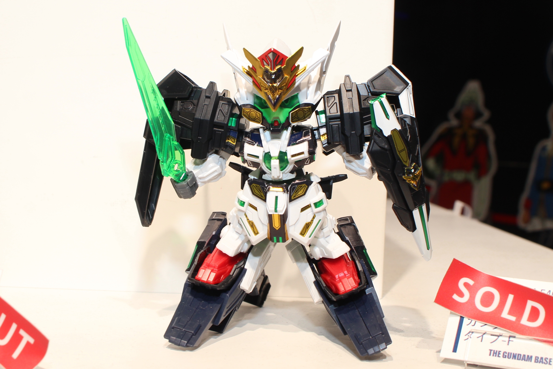 GF ガンダムアストレア タイプ-F。タイプ-Bが遠距離戦闘タイプなのに対し、格闘・高速戦闘に特化した支援メカだ