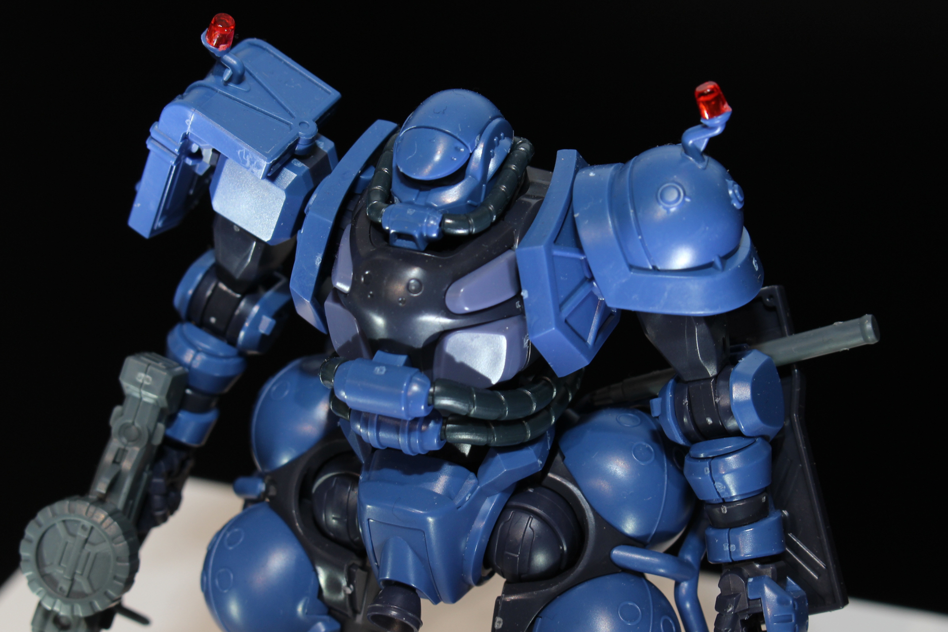 肩に備わったランプはクリアパーツとなっている