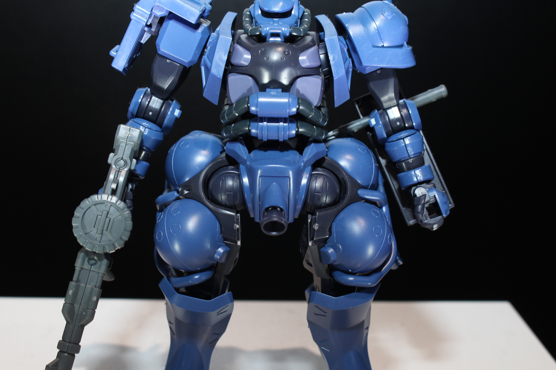 複数の球体が塊になったような股関節と脚部