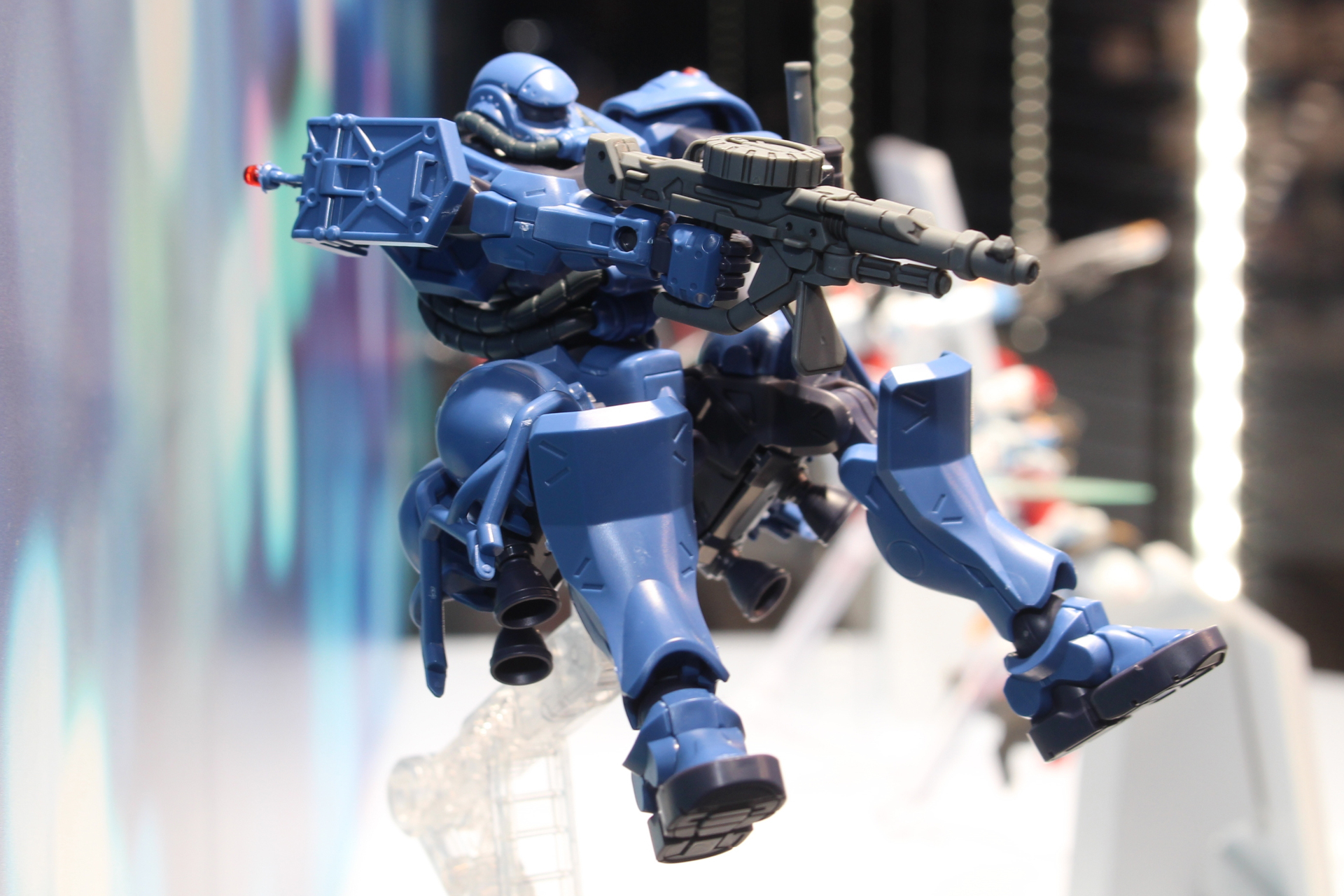 武装はザクマシンガンと警棒となる