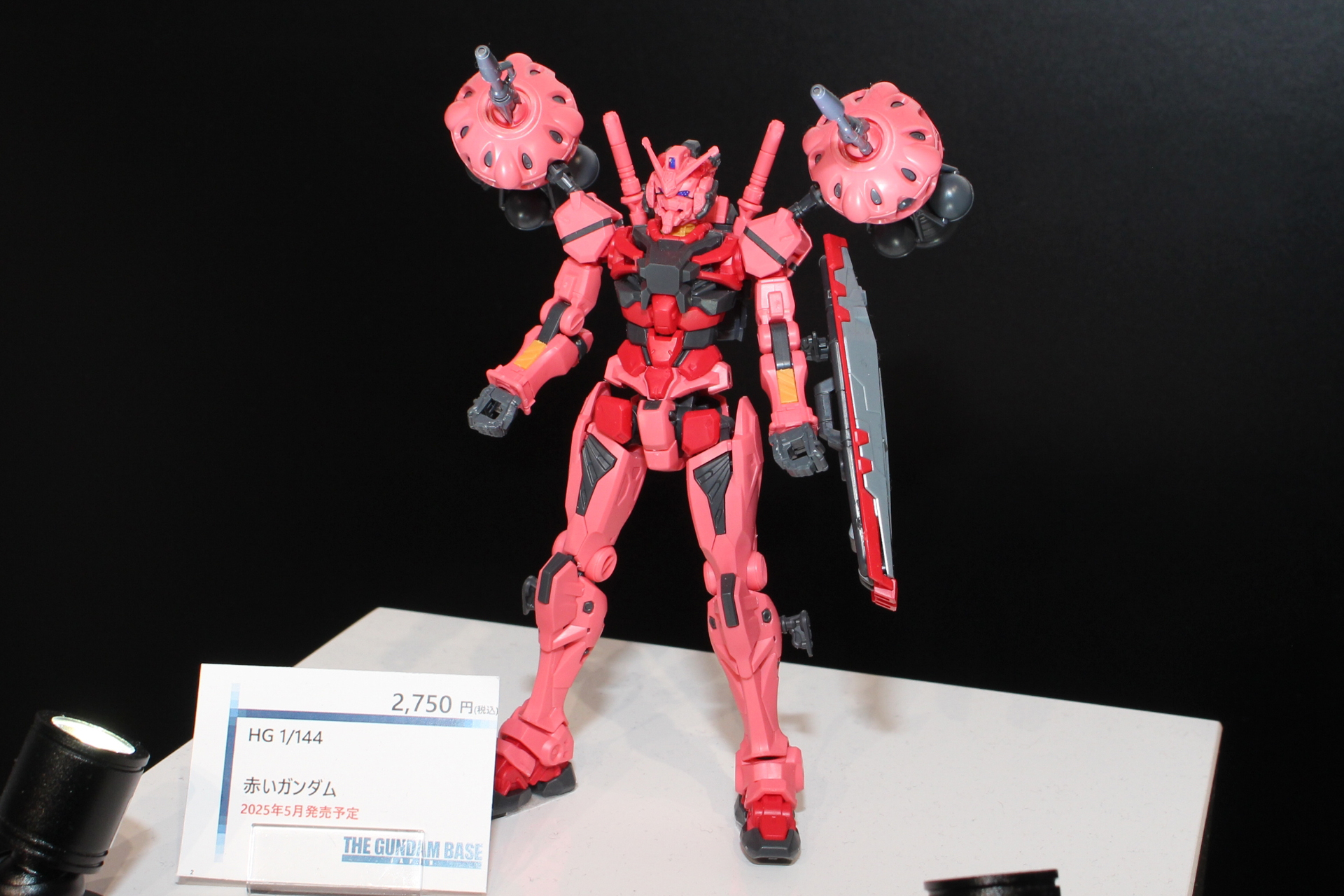「HG 1/144 赤いガンダム」。5月発売予定。価格は2,750円