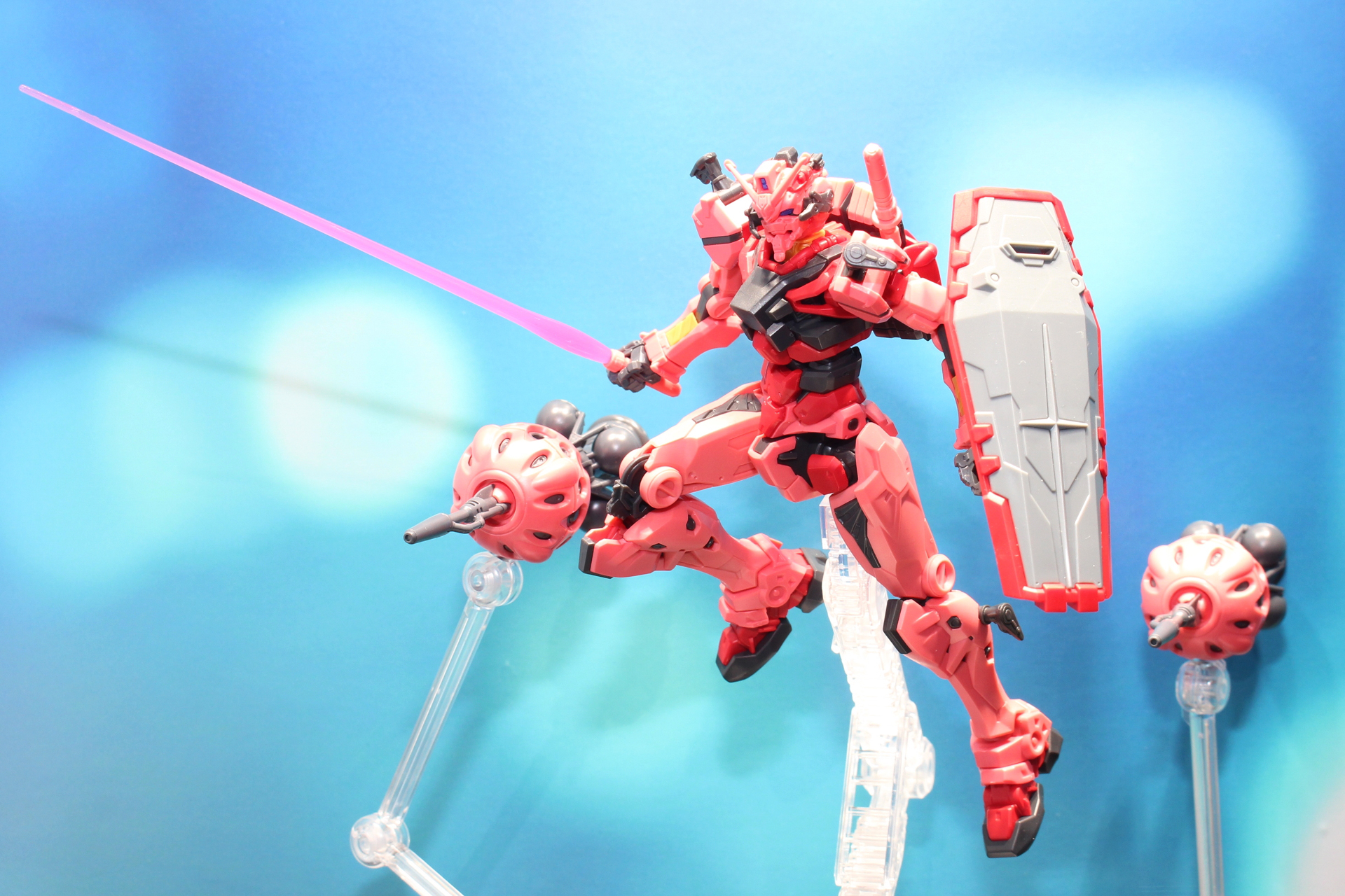 肩にも固定できるが、別売りのアクションベースを用意すれば、ガンダムとランデブー飛行する様子を楽しめる