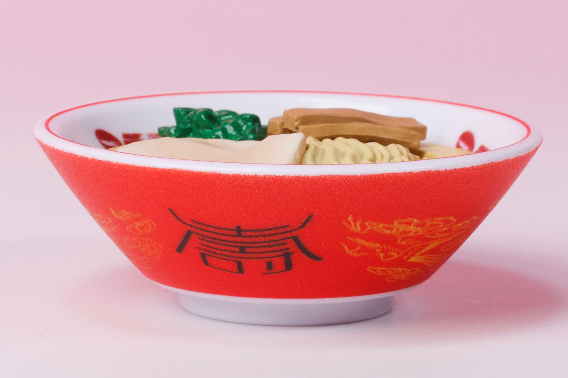 どんぶりのデザインも美しい