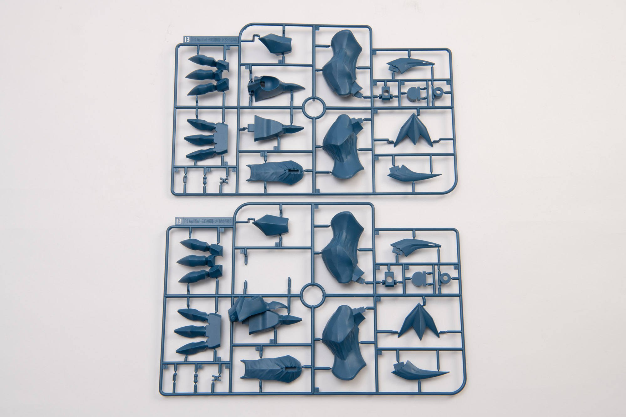 巨体を支える足部分のパーツ。先も鋭くエッヂの効いた造形になっている。