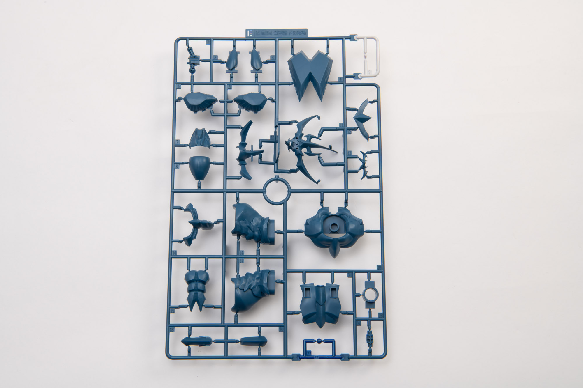 顔周りの歯、宝玉。腹筋部分のパーツ。宝玉は微妙に濃い色となっている。