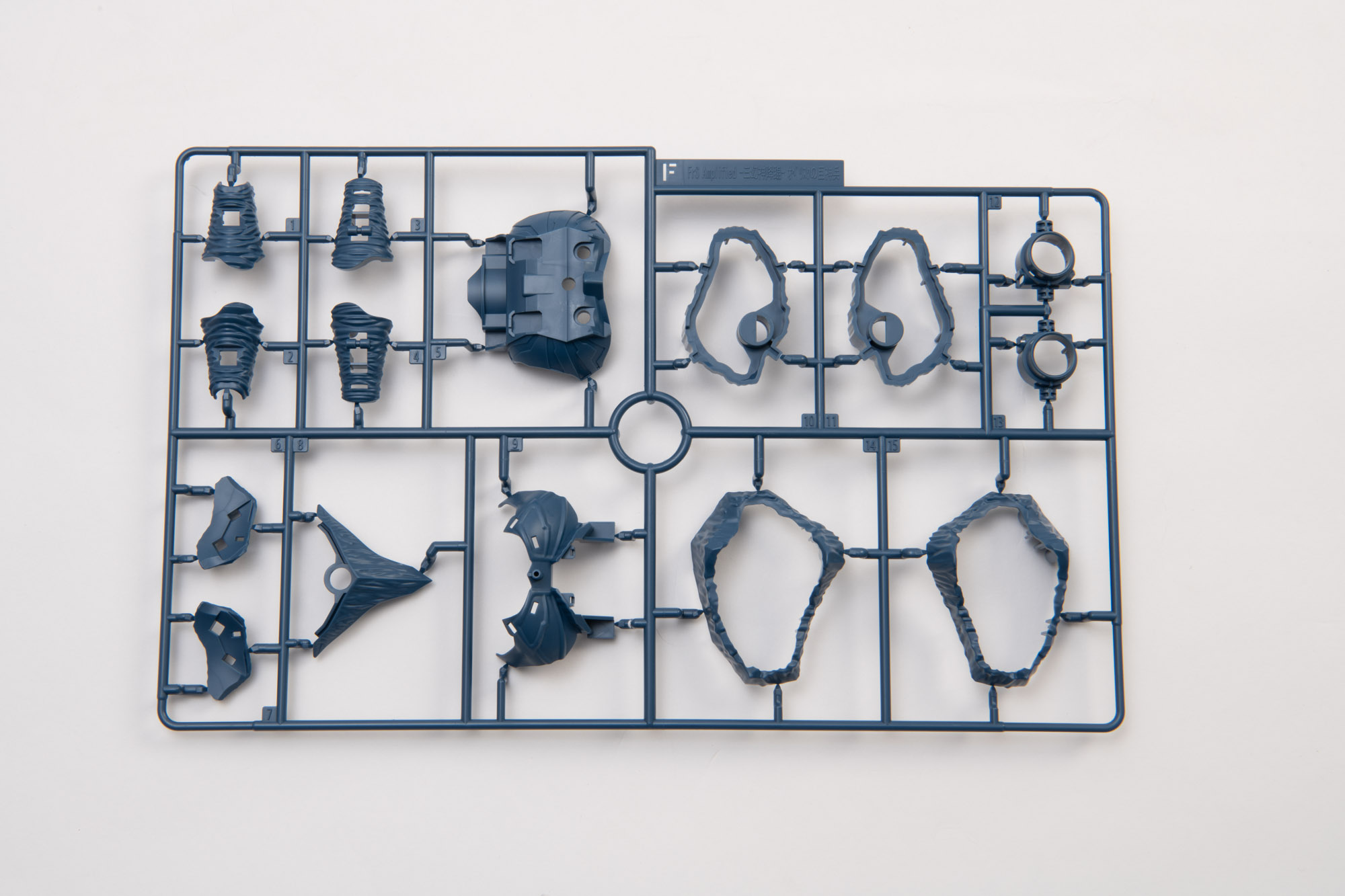 肩、腕まわりのパーツ群。細かい皮膚の皺などにこだわりを感じた。