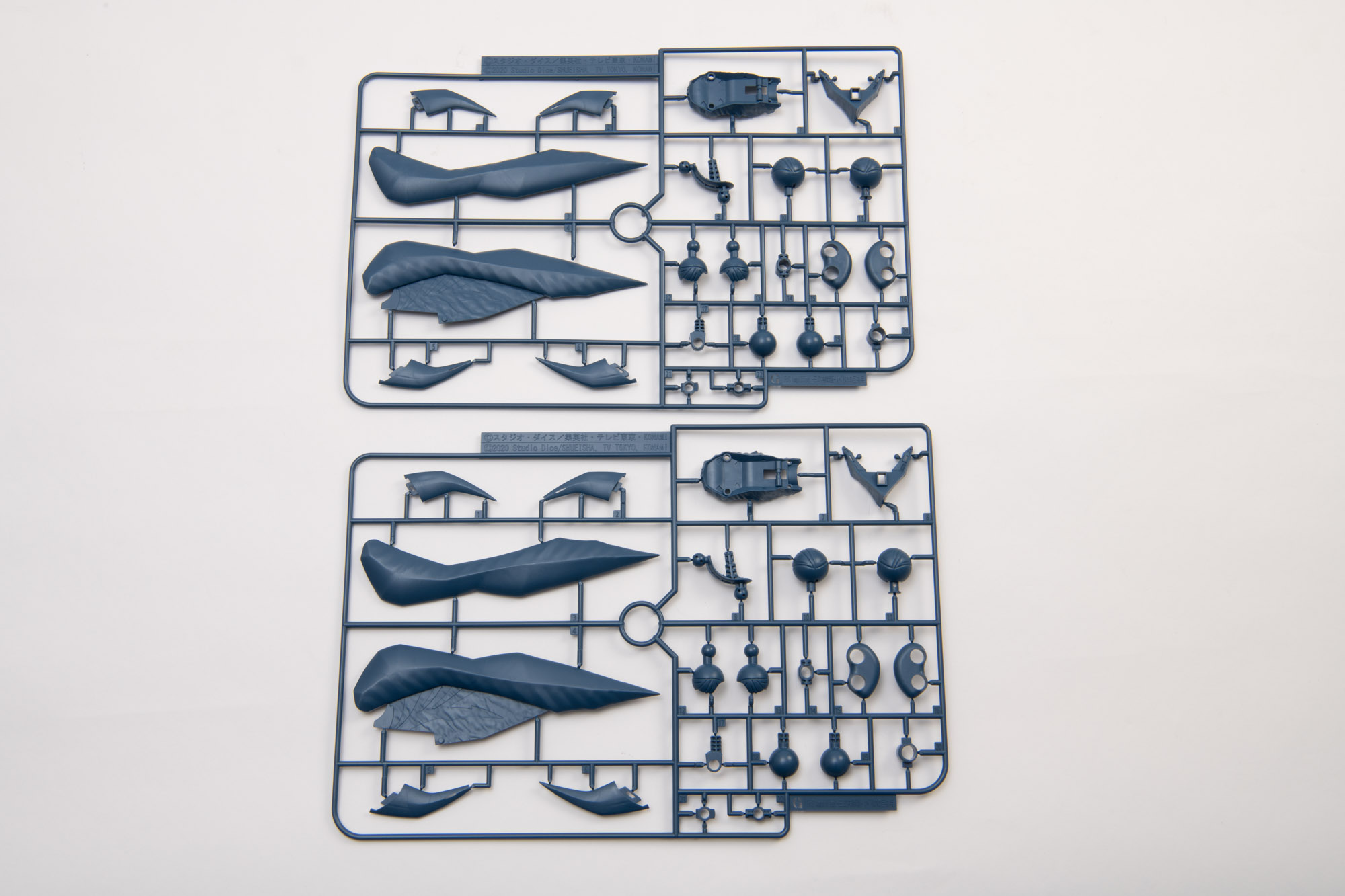 翼の一部とジョイントパーツ類。太い作りのジョイントパーツとなっている。