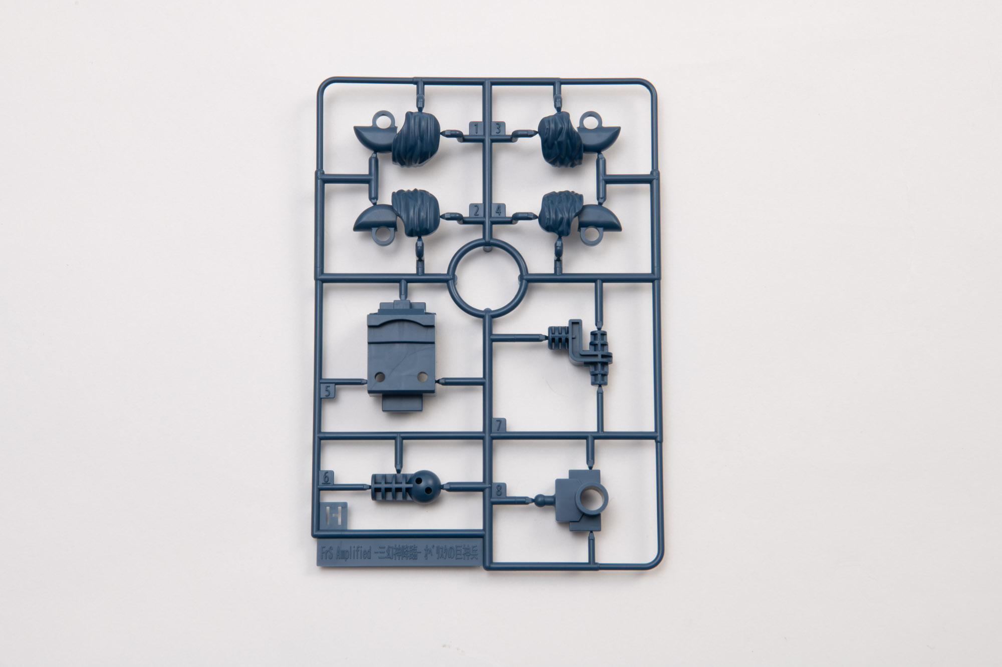 関節などの内部パーツにも少し見える箇所には皺を作る徹底ぶり。