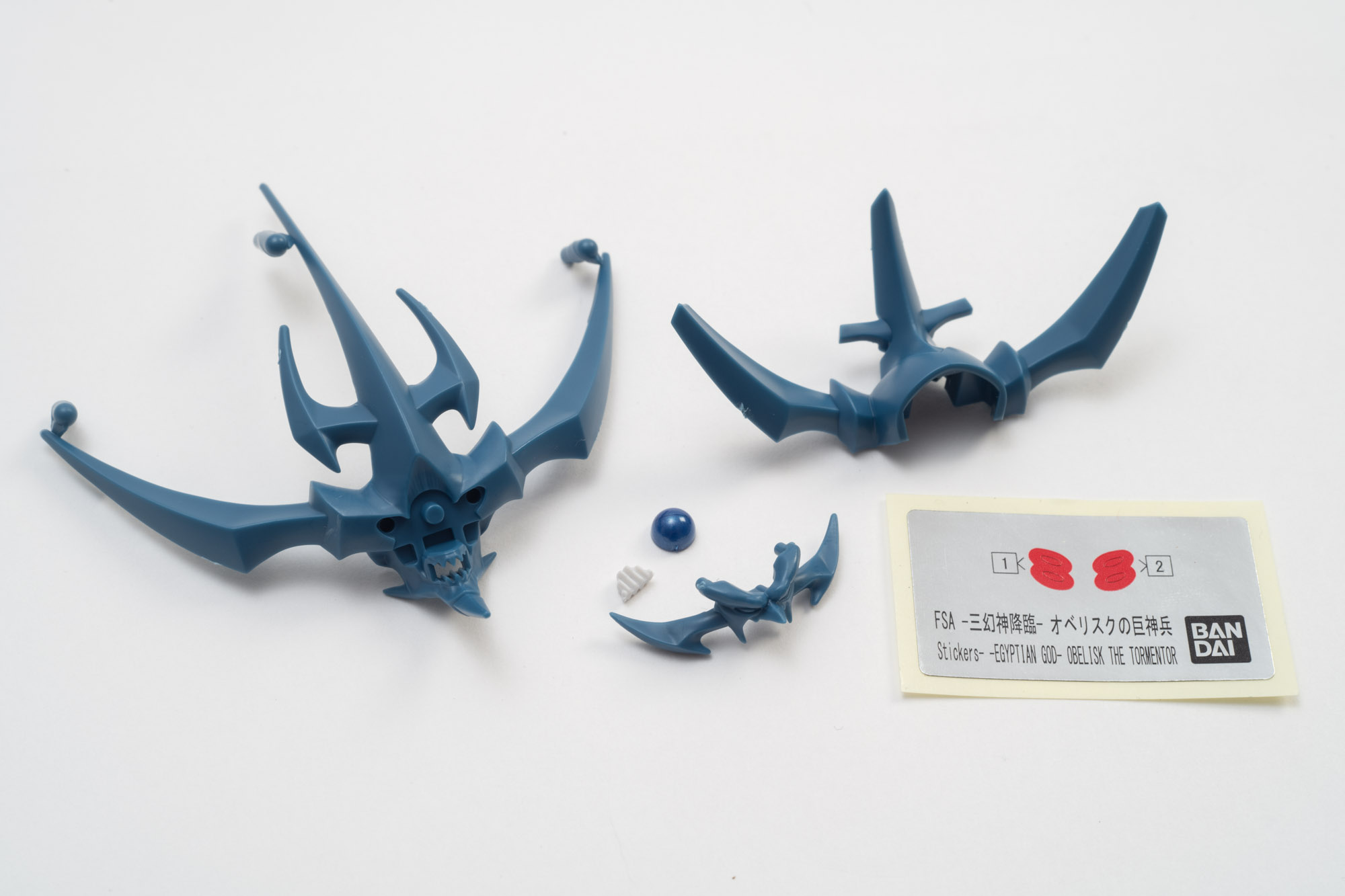 顔パーツ全景。特徴的な歯と宝玉をはめ込んでいく。