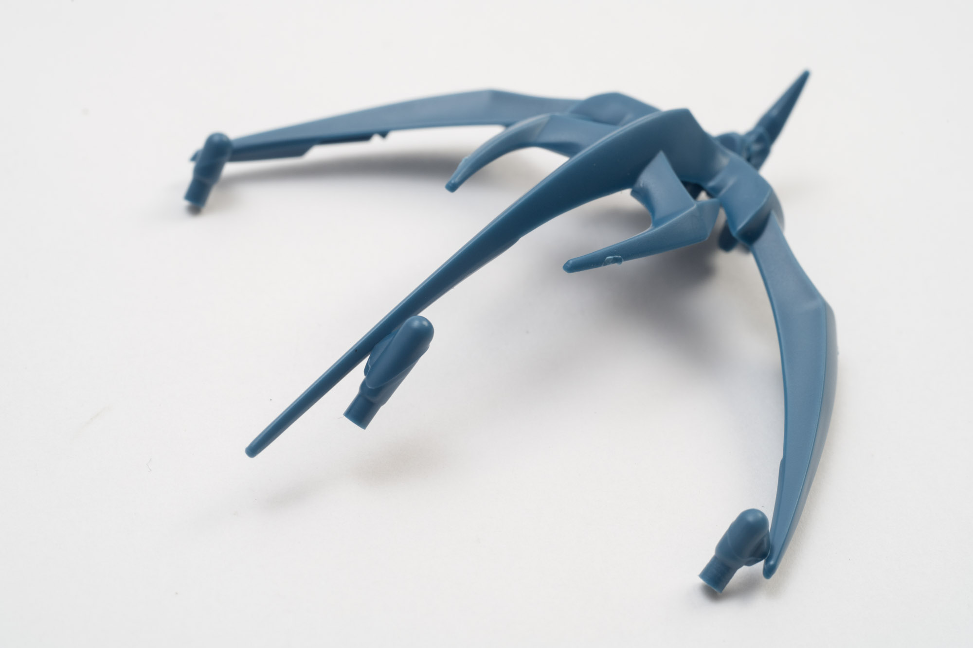 余分な箇所を丁寧に切っていく。