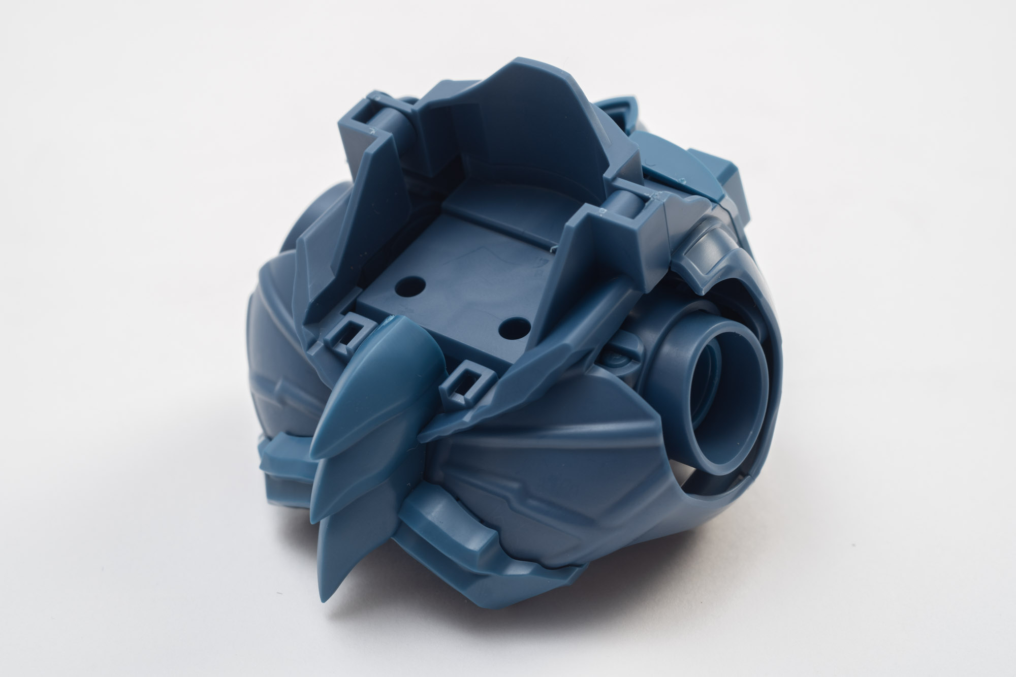 組み上げていくとこれで胸部のみになってしまう。顔よりも少し濃い青となっている。