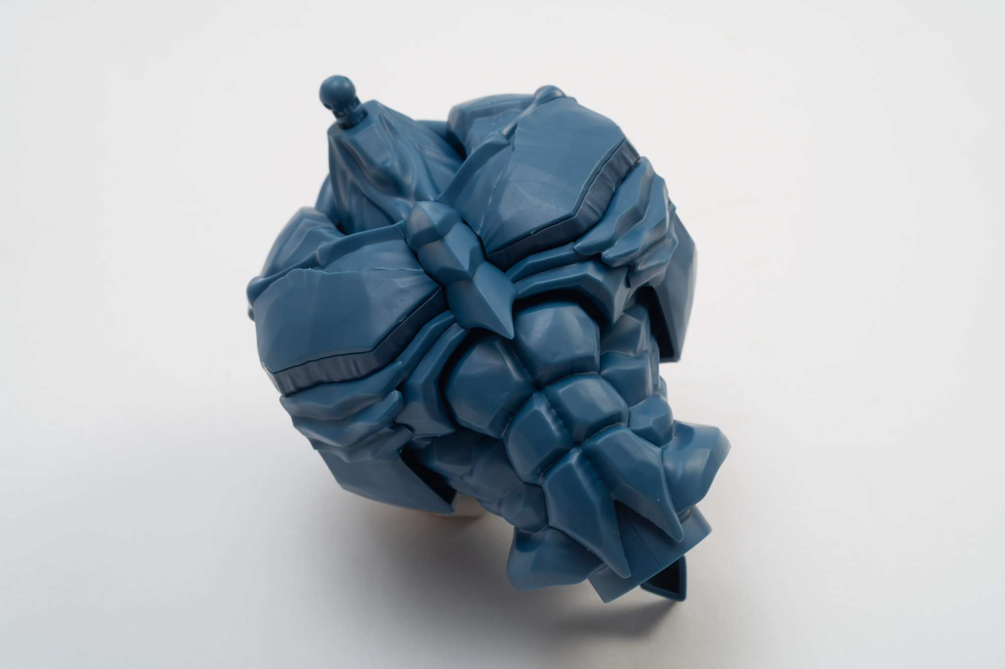 作っていて思ったのだが、筋肉を盛るようにボディを組み上げた感覚になる。見事な逆三角形の体が完成する。