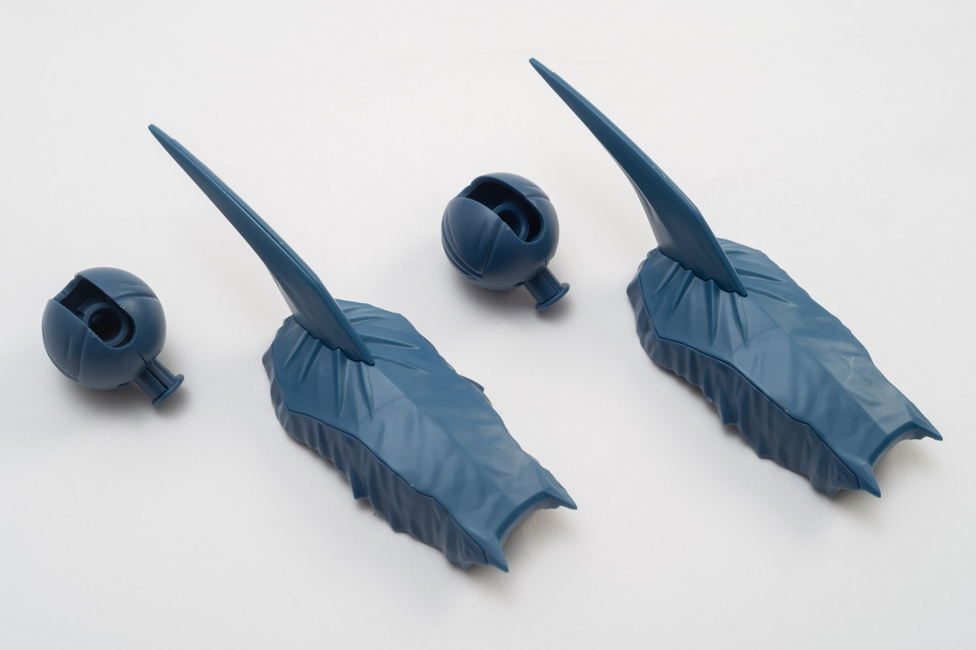 腕部のゴツい棘が完成。ここも色の表現が効いている造形になっている。