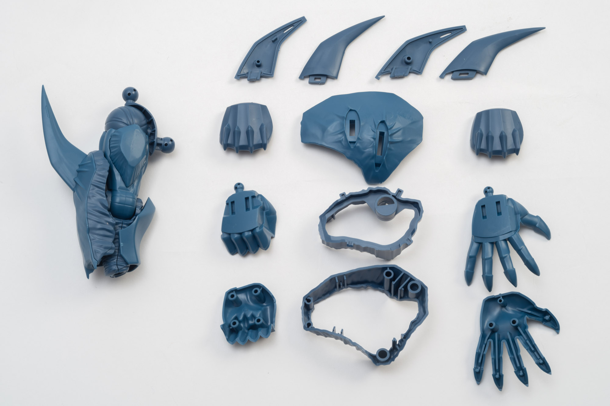 肩周りと手。肩の大きさがすごいことになっている。