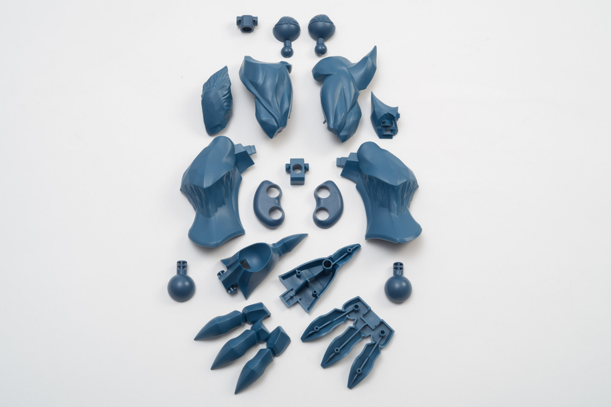 次に脚部パーツ全景。ボールジョイントの大きさや脚の太さも特徴的だ。