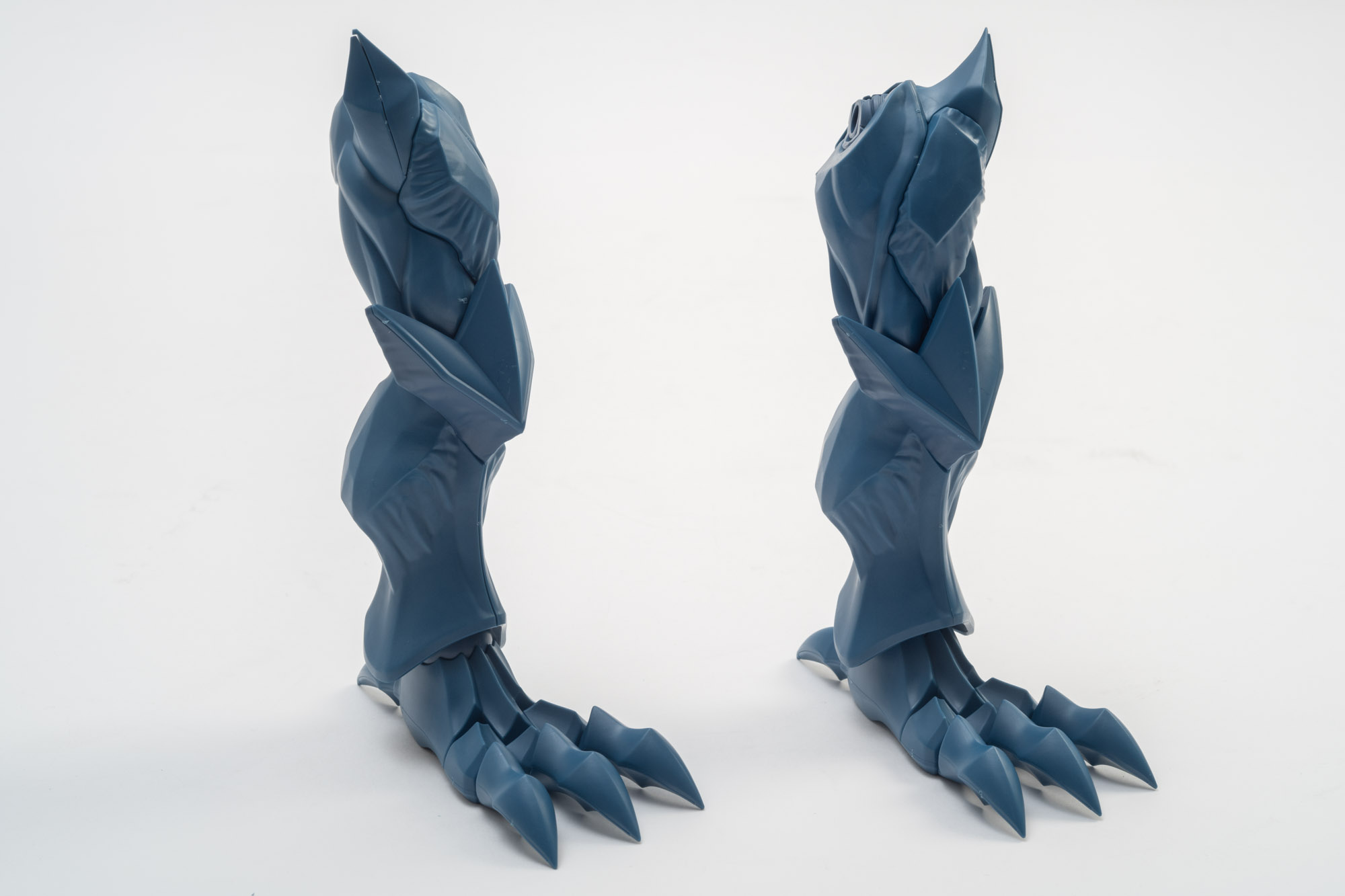 両足が完成。非常に複雑な筋繊維がまとわりついたようなディテールになっている。