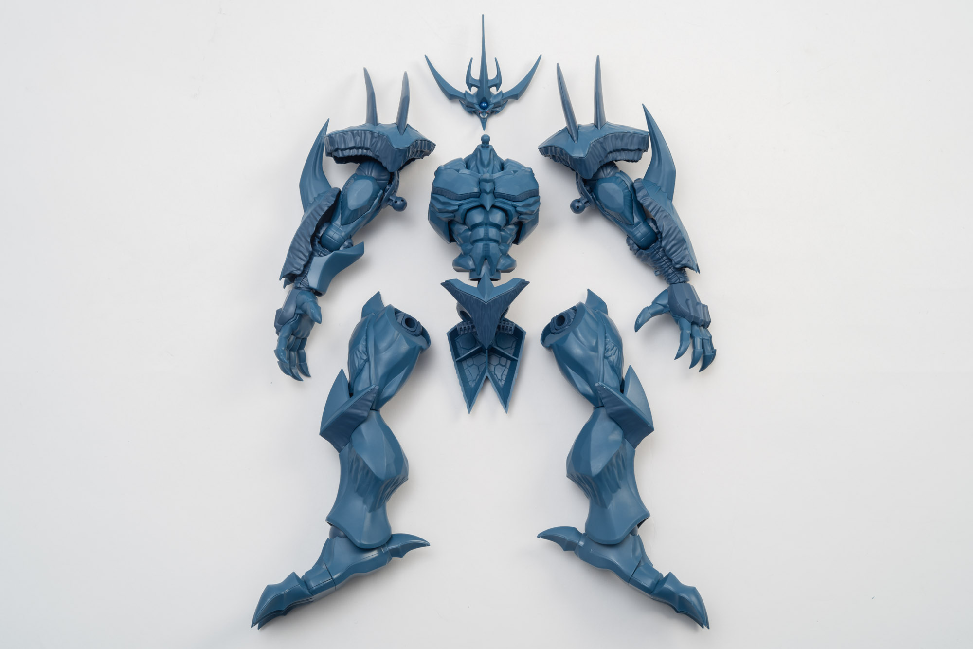 ここまでの全パーツを並べてみた。プラモデルなのに生きているようなディテールに感動した。ここまで撮影しながらで大体3時間ほどの工程となった。