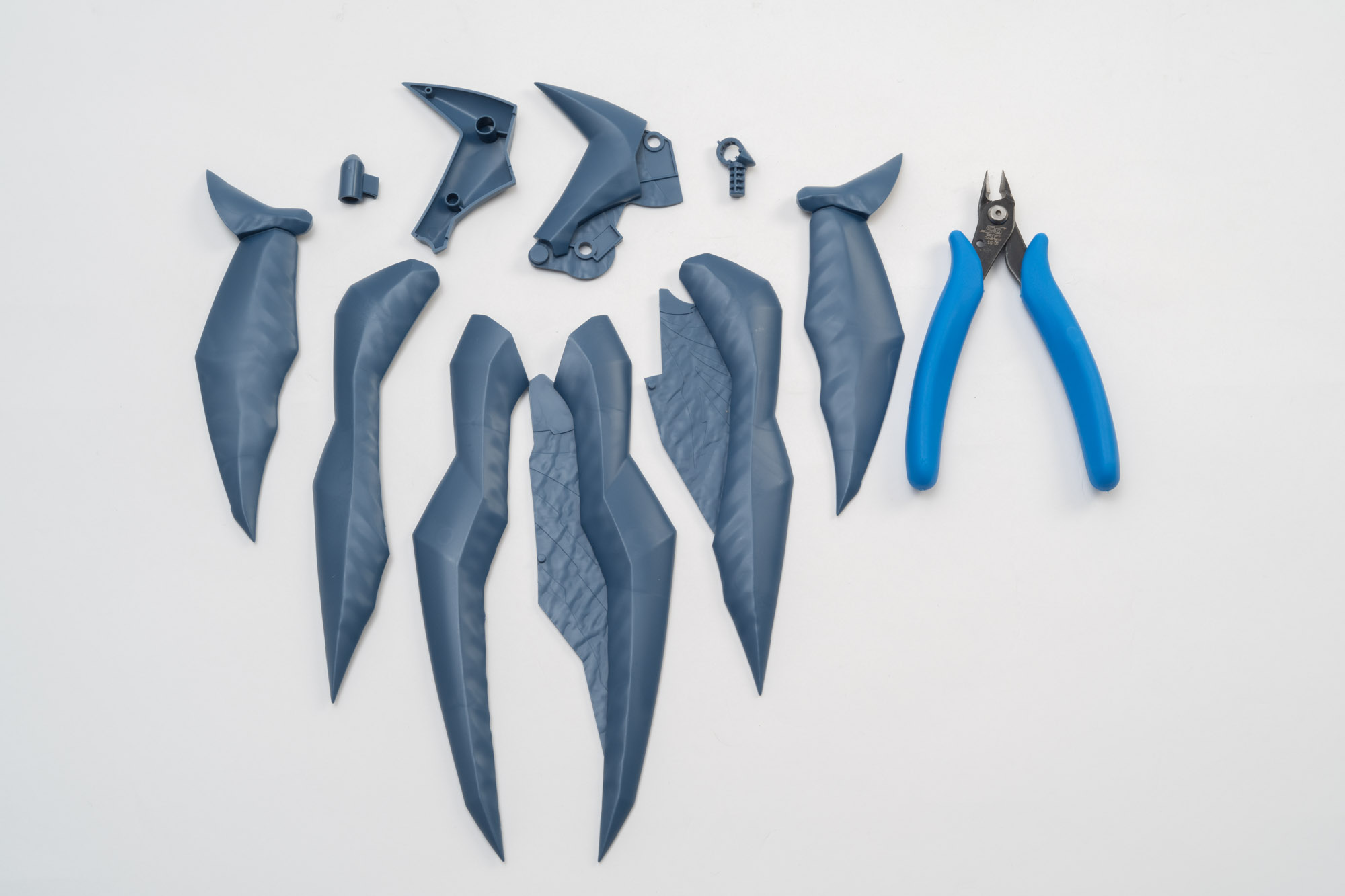 まずは片方の翼のパーツ全景。サイズ感を出すためにニッパーと比べてみた。倍以上の大きさなのがわかる。