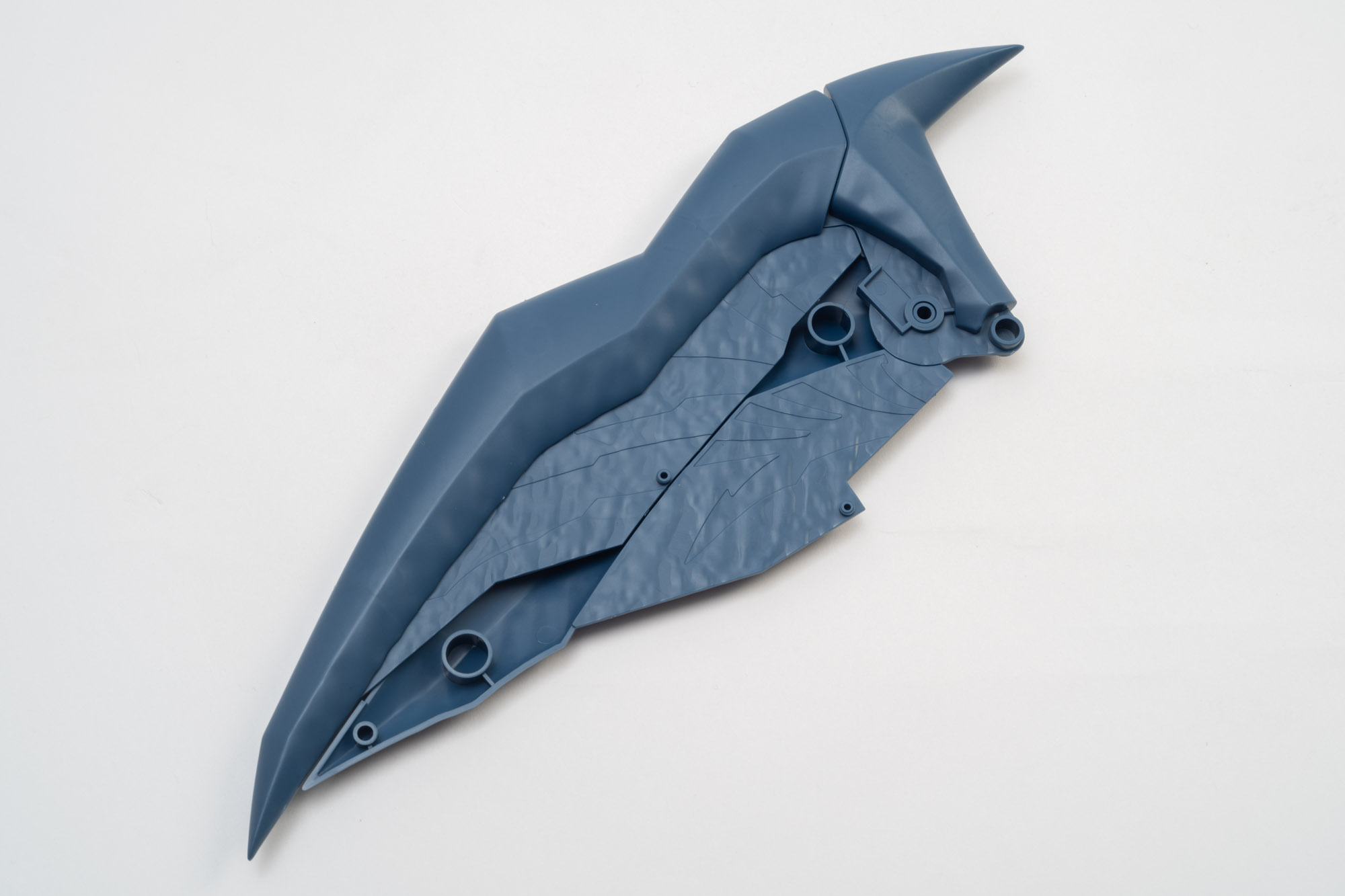 翼の外側から組み立てていく。可動ギミックもシンプルだ。