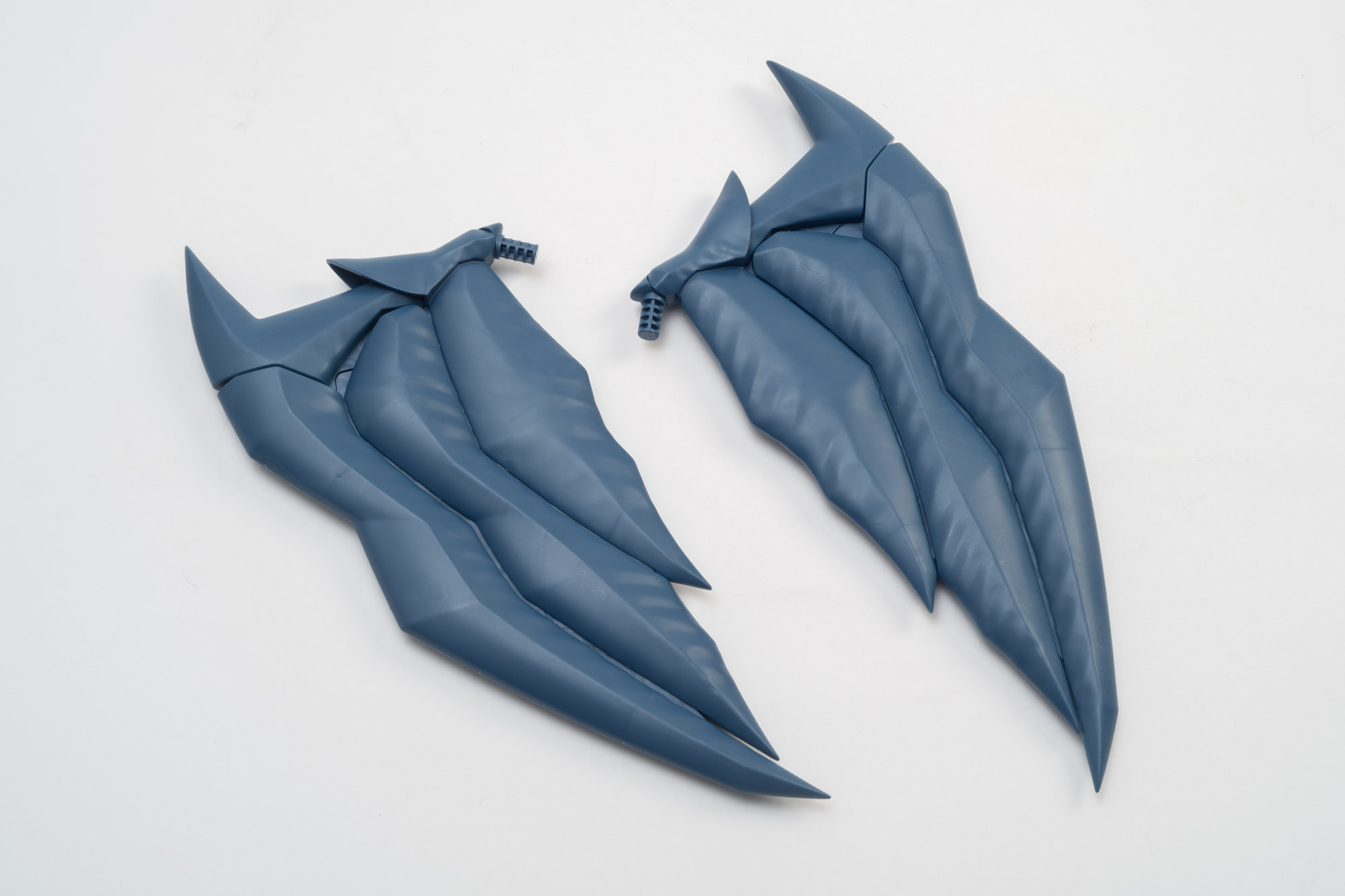 両方を並べるとこのような立体感のある仕上がりになる。もちろん翼を広げることはできるが、ギミックについては後ほど紹介しよう。