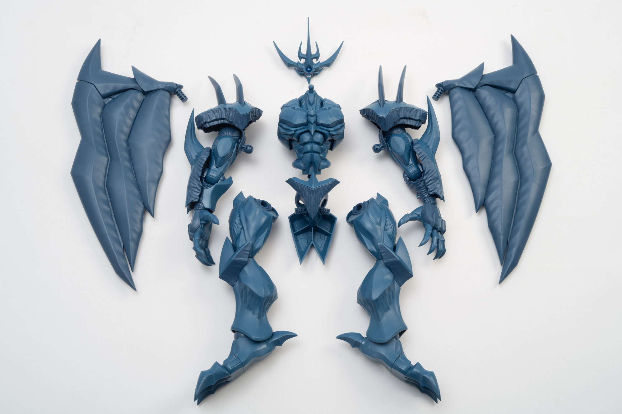 再度完成パーツを並べたカットがこちら。翼の大きさもこれで伝わるだろう。