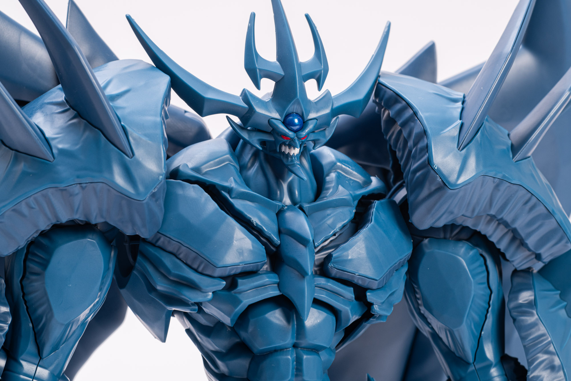 まずは胸部の開閉。ゴリゴリの筋肉がさらにビルドアップするように割れて強さを表現している。