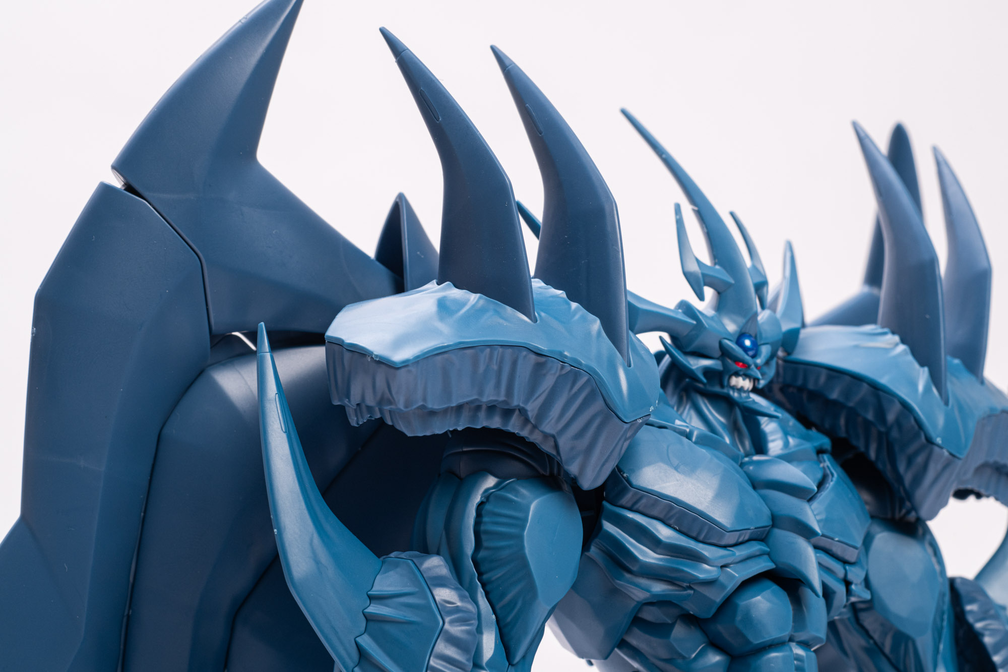 肩のボリュームも調整できるギミックを搭載している。中のレイヤーを出すことによって具合を調整できるようになっている。