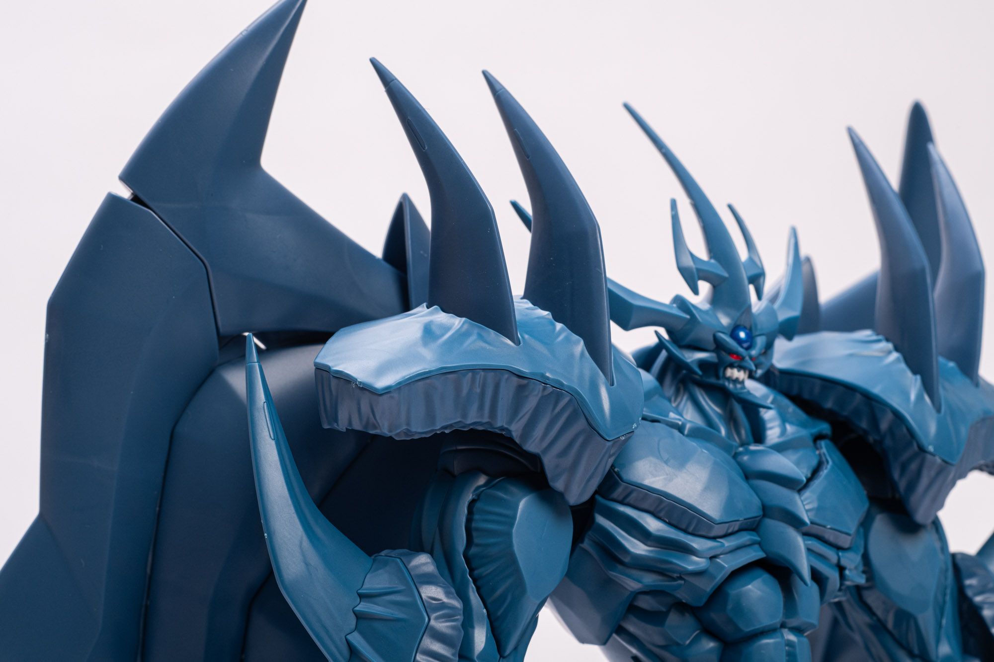 肩のボリュームも調整できるギミックを搭載している。中のレイヤーを出すことによって具合を調整できるようになっている。