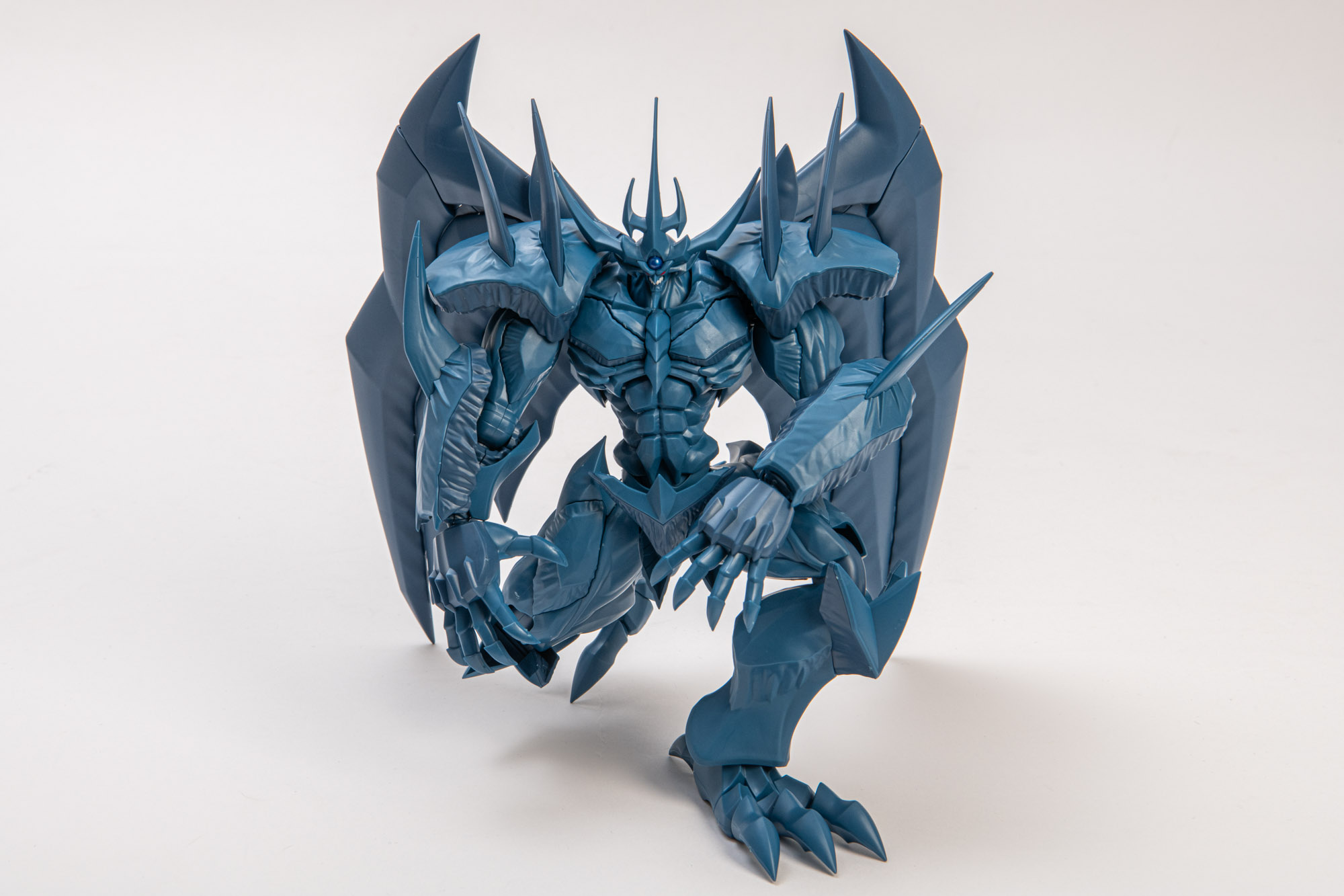 石盤背景のオベリスクのような膝をつくポーズも可能。