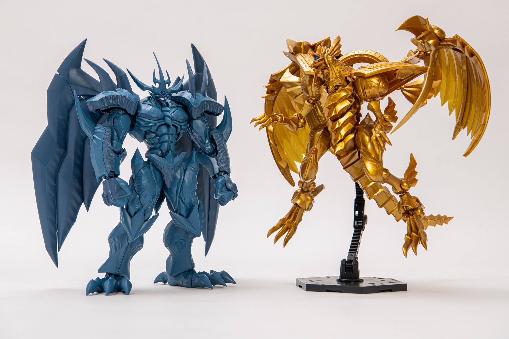 ラーの翼神竜と並べても劣らぬ迫力と大きさだ。あとは真ん中に「オシリスの天空竜」が降臨すれば三幻神が集結する。