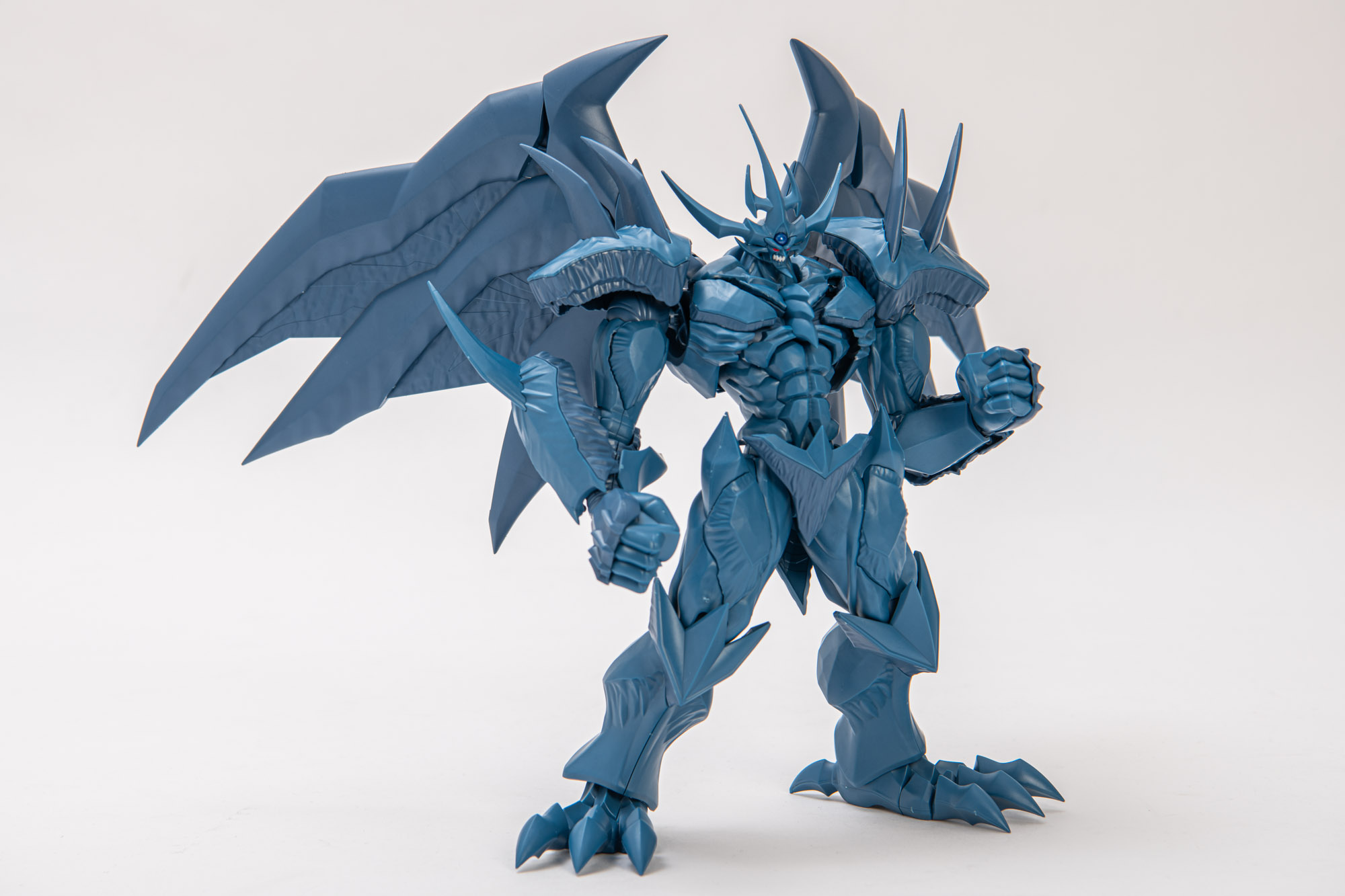 このように翼を大きく広げてポーズをとってみても少しS字立ちにするだけでどっしりと安定している。