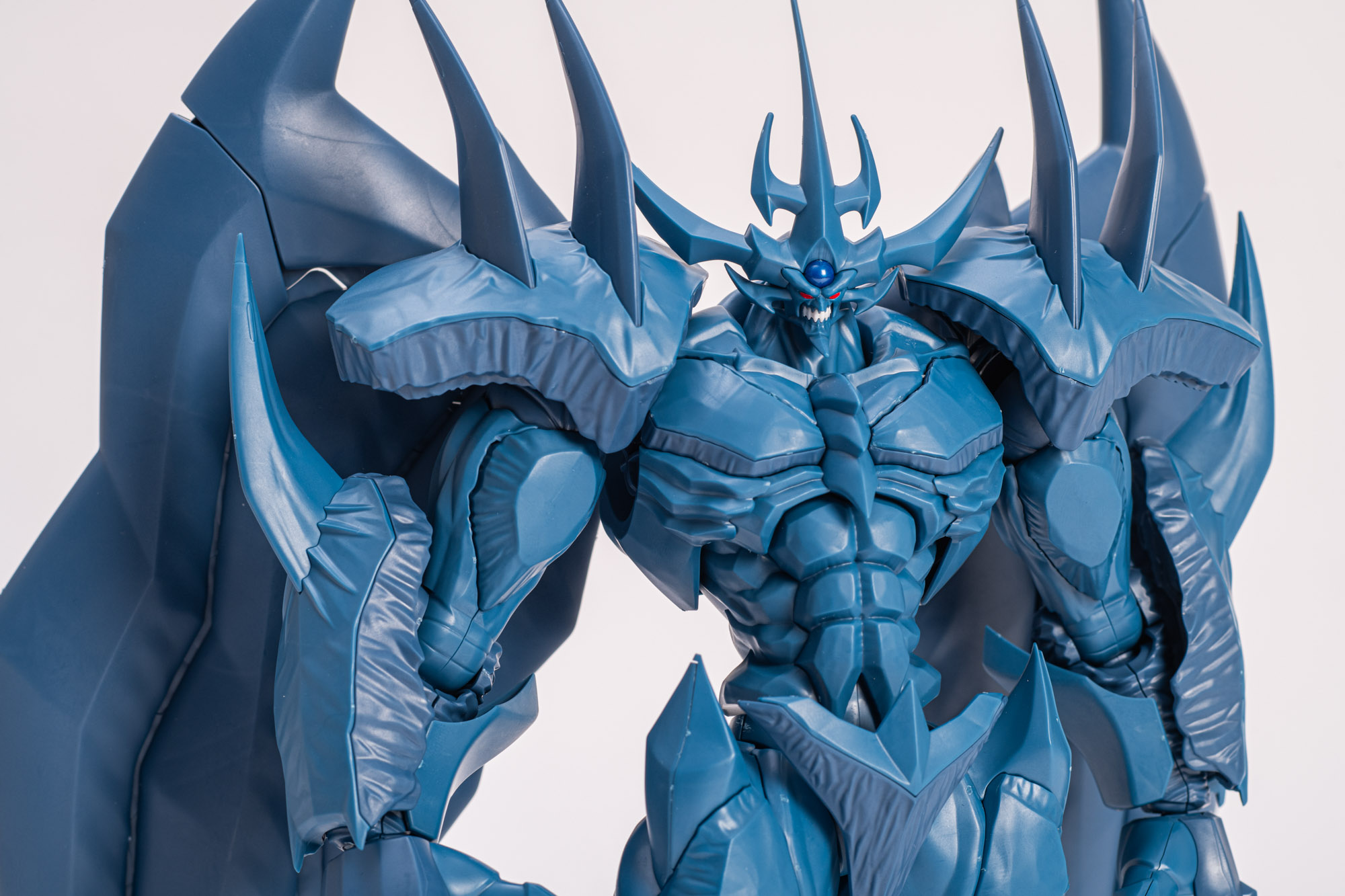 まずは胸部の開閉。ゴリゴリの筋肉がさらにビルドアップするように割れて強さを表現している。