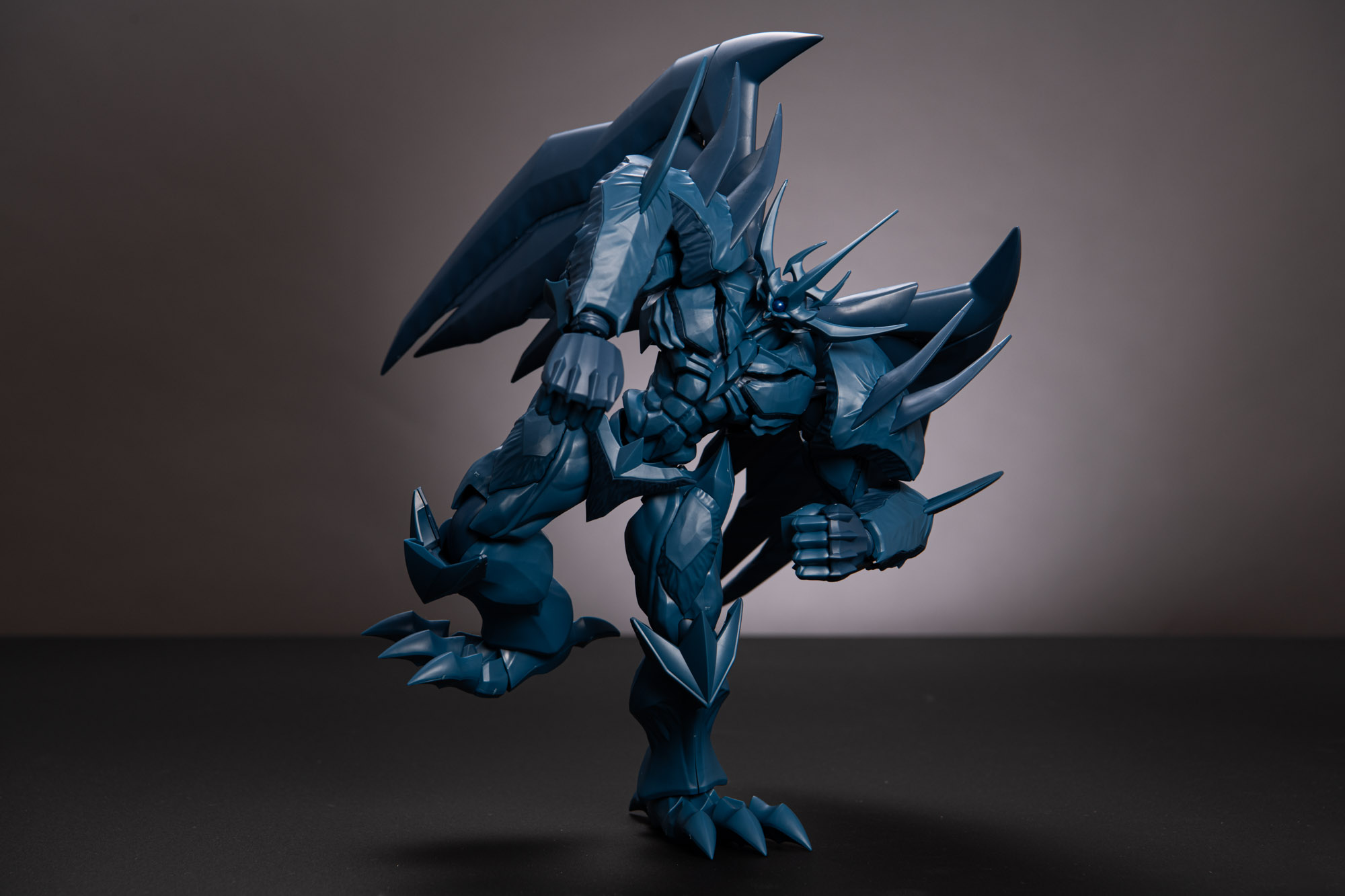 片足立ちのアクションポーズでも自立できる。