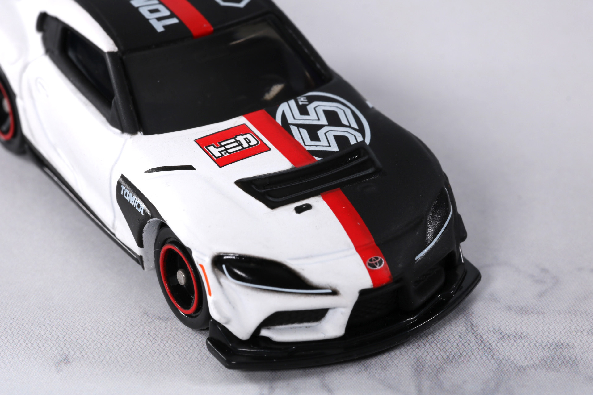 ボンネットには「トミカ」ロゴに55周年のデザインが特別感、存在感を放つ