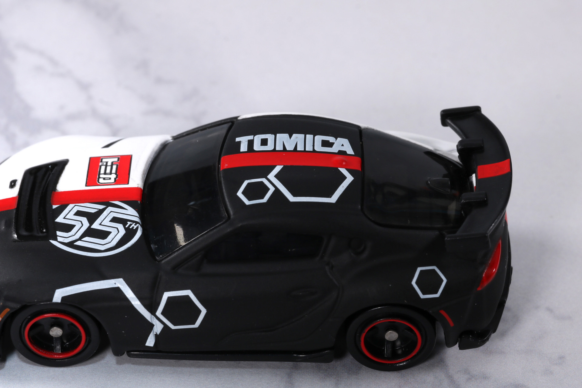 ルーフにも「TOMICA」の文字。六角形のモチーフが未来感ある装飾となっている