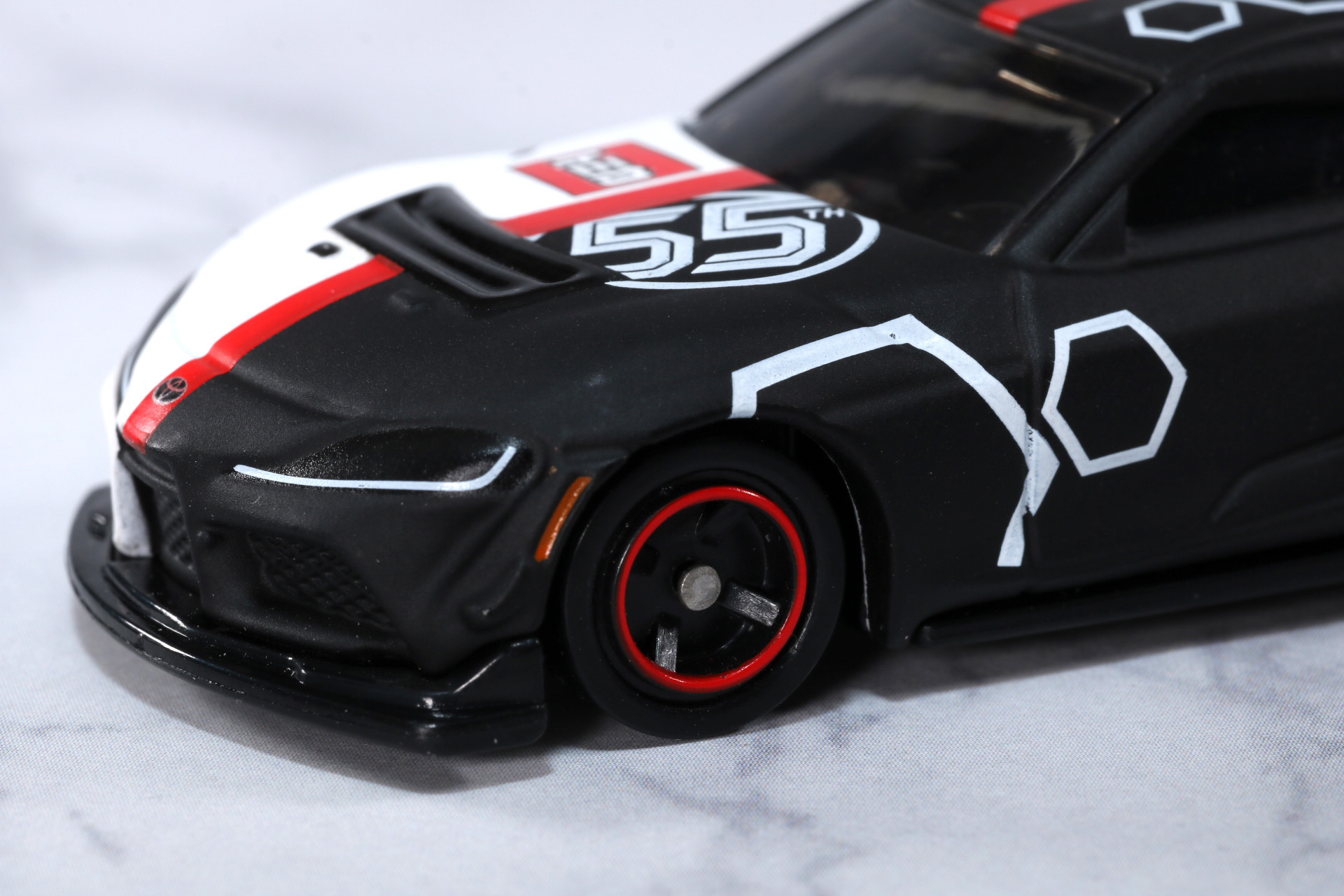 タイヤのホイール外縁もレッドで彩られている