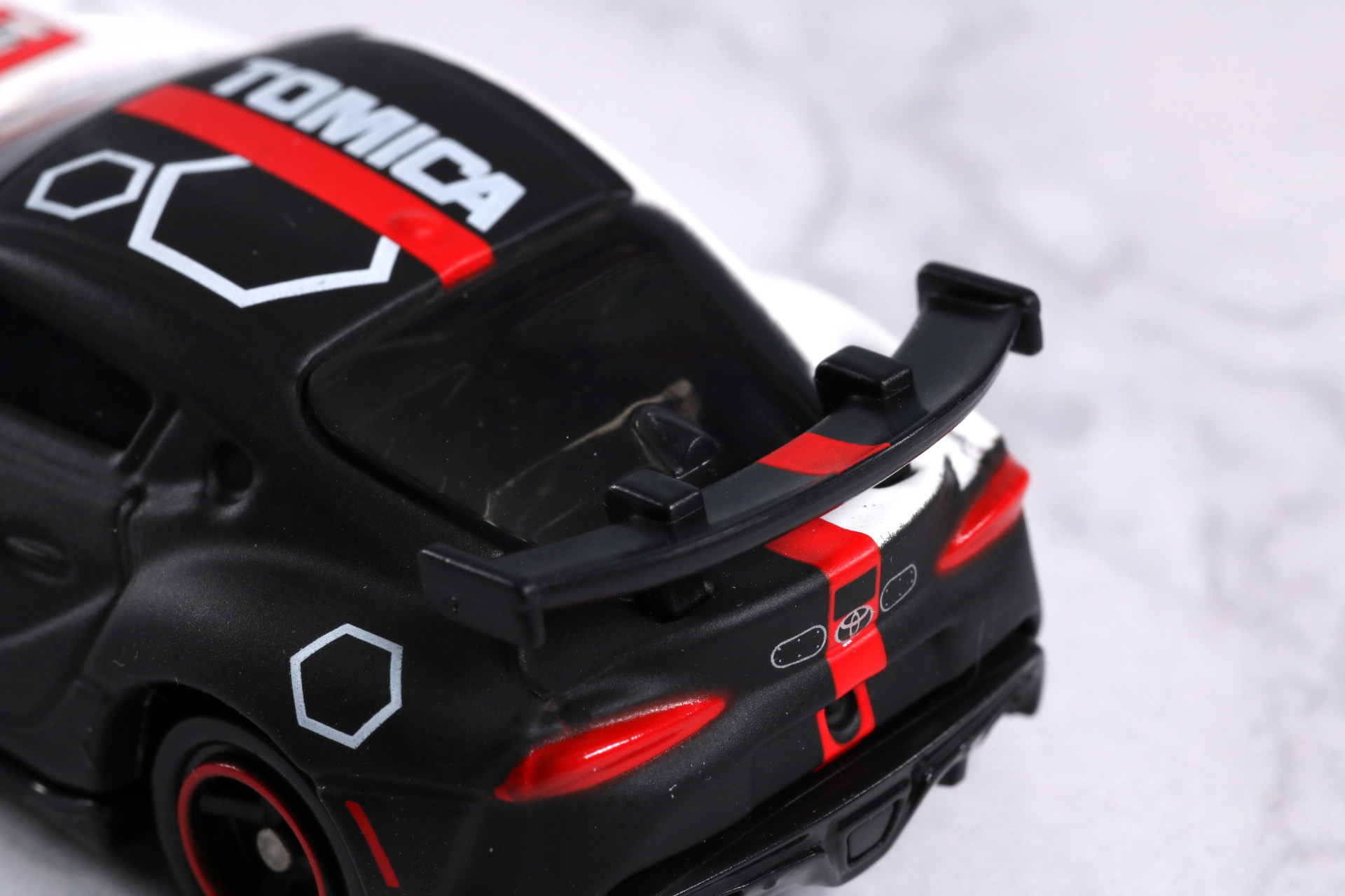 リアウイングもカーブのかかった美しいラインが表現されている