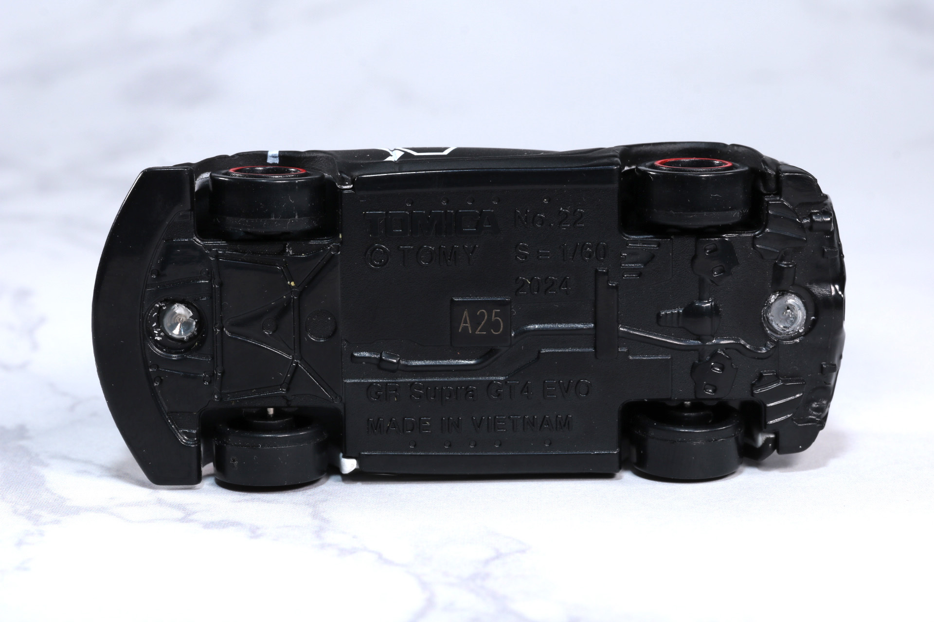 裏面もシャシー造形が施されている